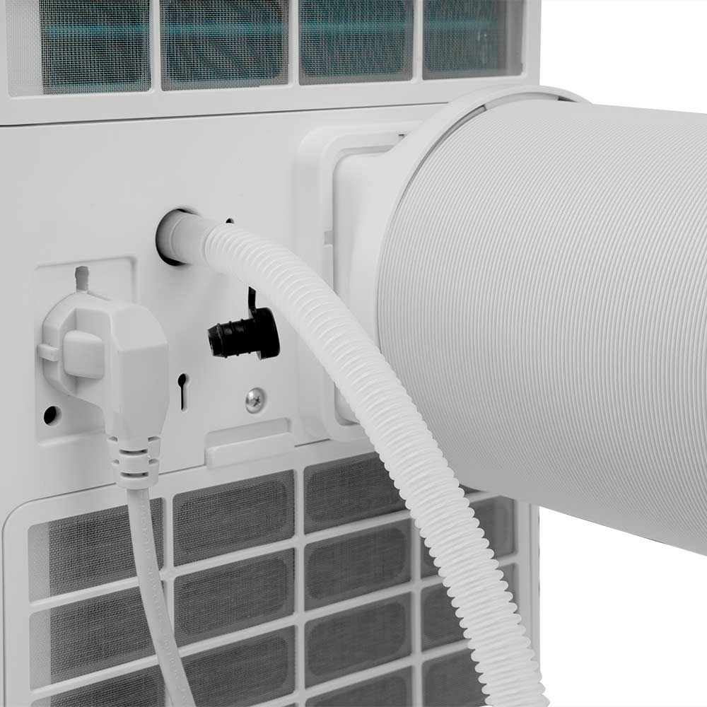 Zbliżenie białego klimatyzatora. Widoczny jest przewód zasilający, otwór wentylacyjny, elastyczny wąż wydechowy i różne punkty połączeń.