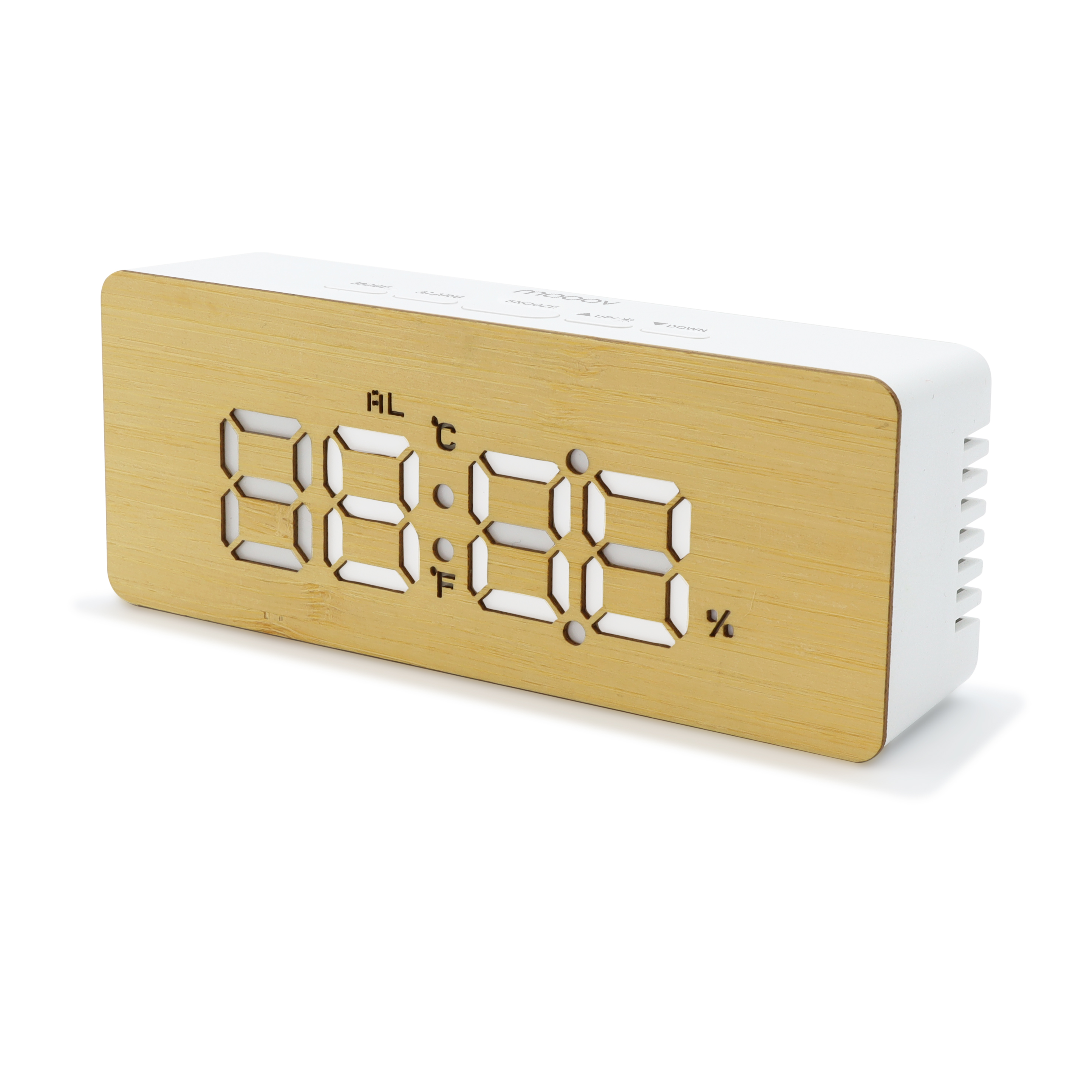 Un reloj digital con una cara de bambú muestra 08:08. Tiene un marco blanco y muestra la temperatura y la humedad.