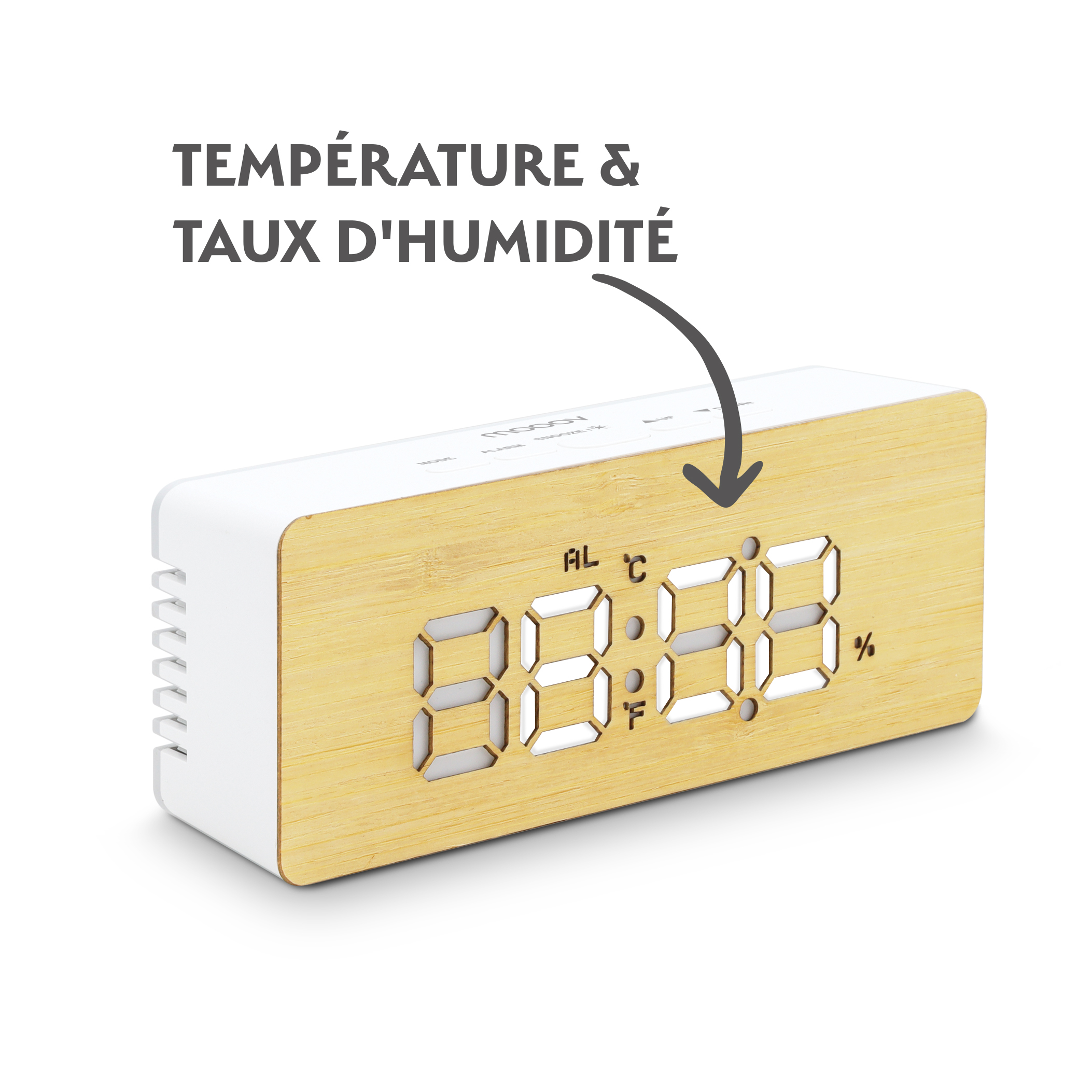 Un reloj digital muestra 08:38, mostrando temperatura y humedad. Tiene una cara de madera, un marco blanco y una flecha que lo indica.