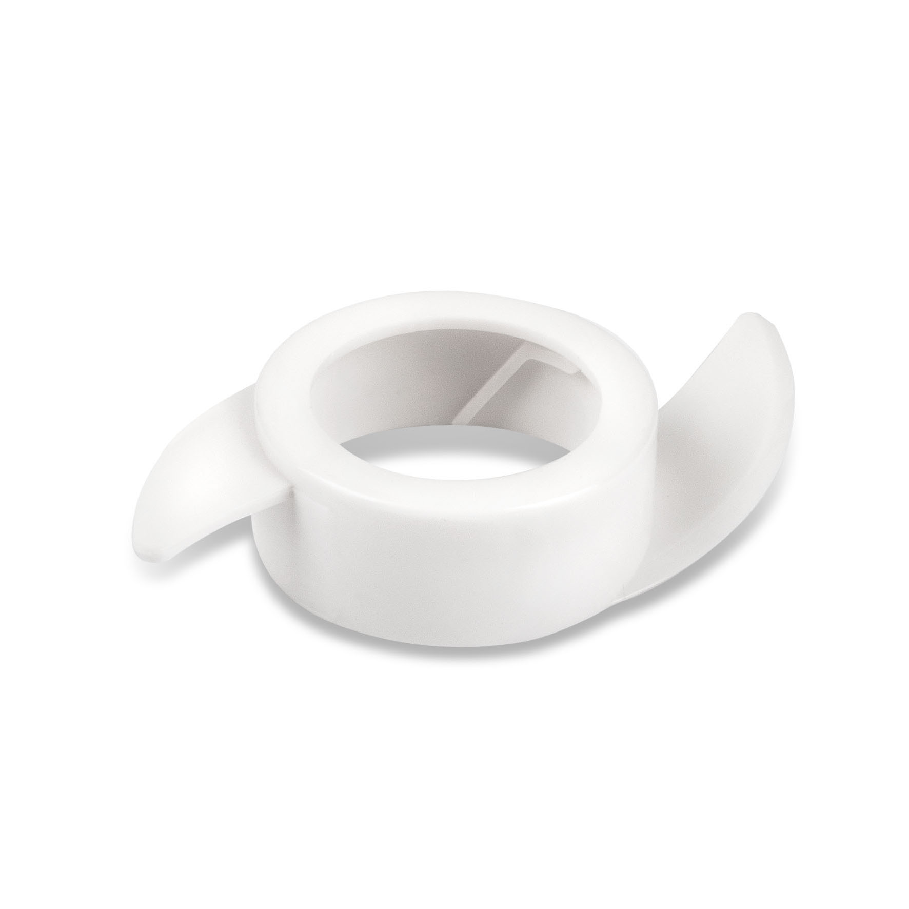 Una lama bianca di plastica per robot da cucina con due lame curve e un anello centrale, su sfondo bianco.