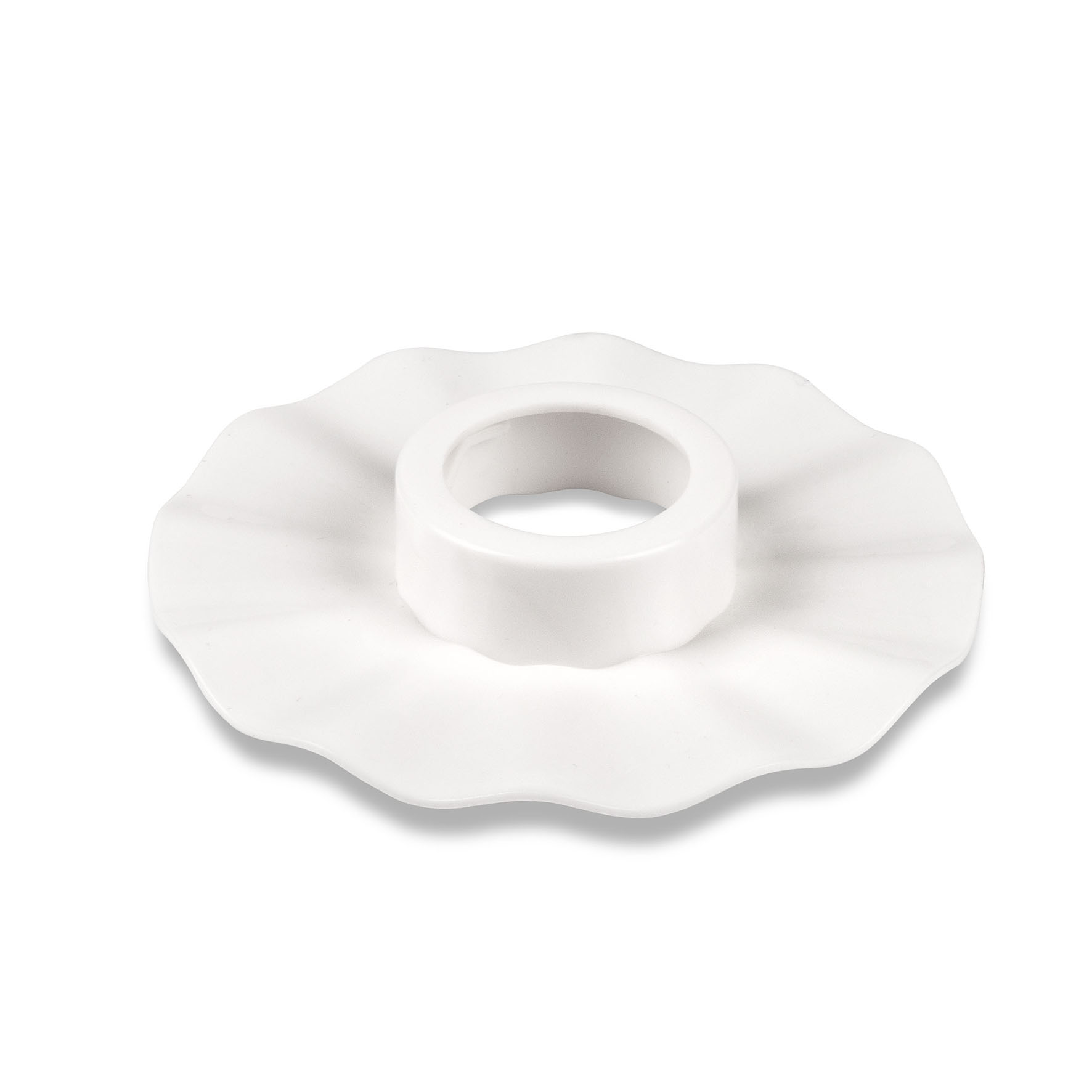 Un oggetto di plastica bianca su sfondo bianco. Ha una forma ad anello al centro, circondato da un bordo ondulato.