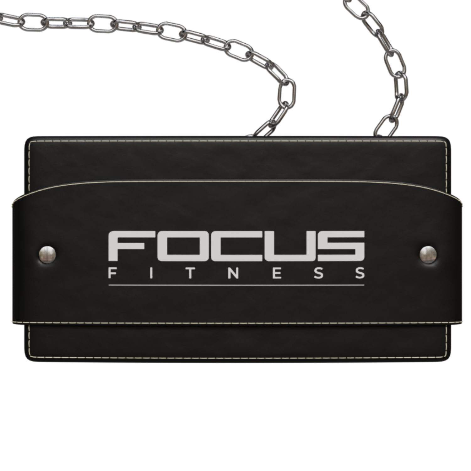 Een zwart bord met "FOCUS FITNESS" in witte tekst, hangend aan kettingen. Zilveren klinknagels bevestigen de gebogen bovenkant. De achtergrond is wit.