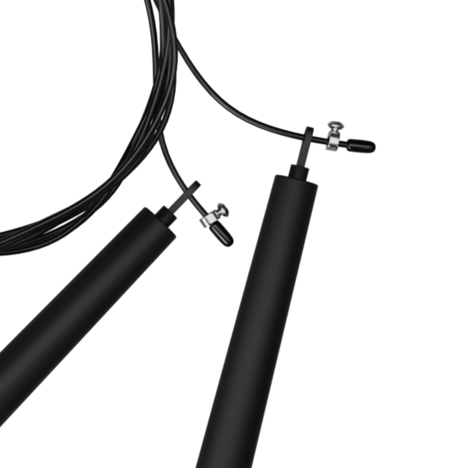 Corde à sauter noire sur fond blanc. Deux poignées noires sont visibles, avec la corde et ses parties métalliques.