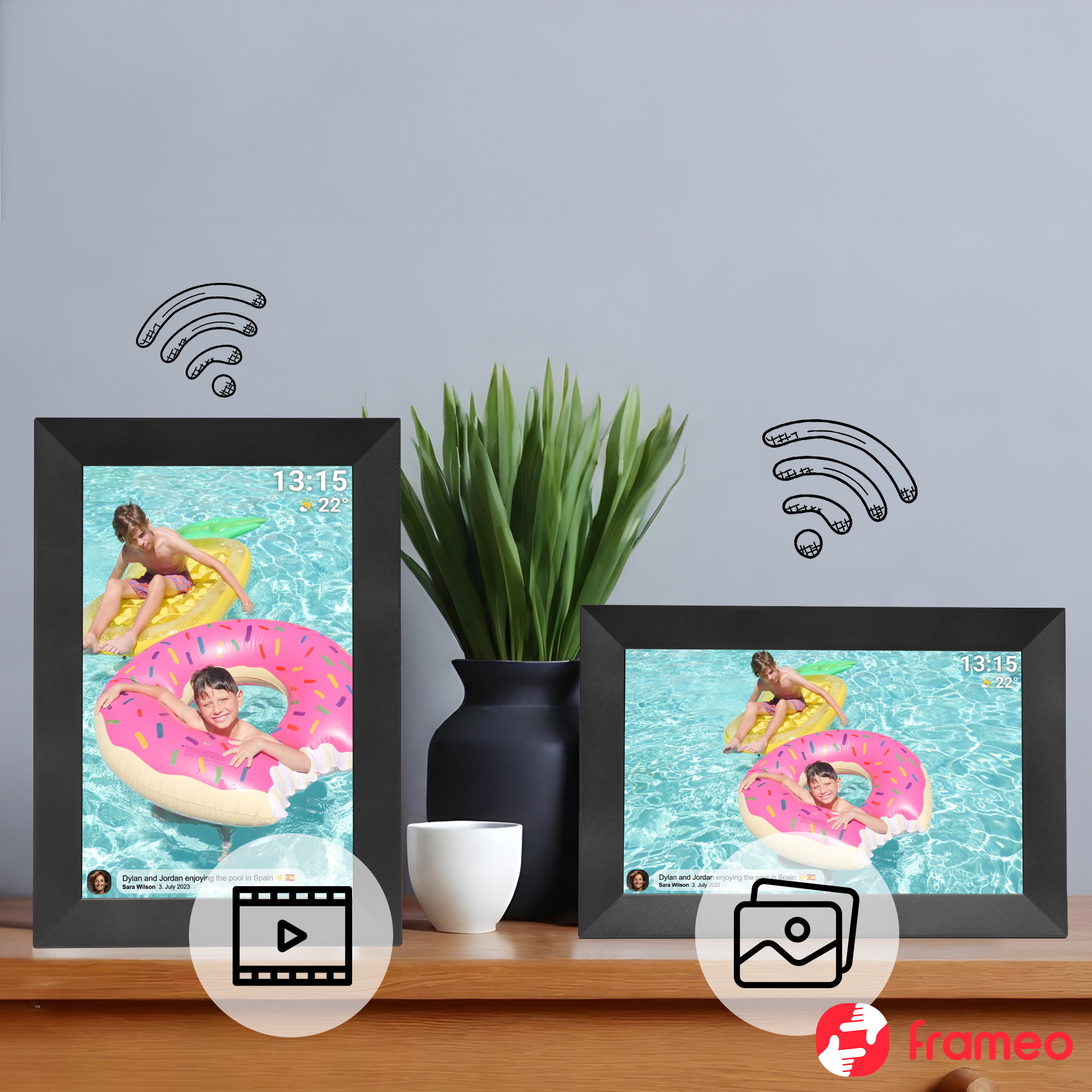 Dwie cyfrowe ramki wyświetlają dzieci w basenie. Obecne są roślina, filiżanka i ikony Wi-Fi. Logo marki znajduje się na dole.