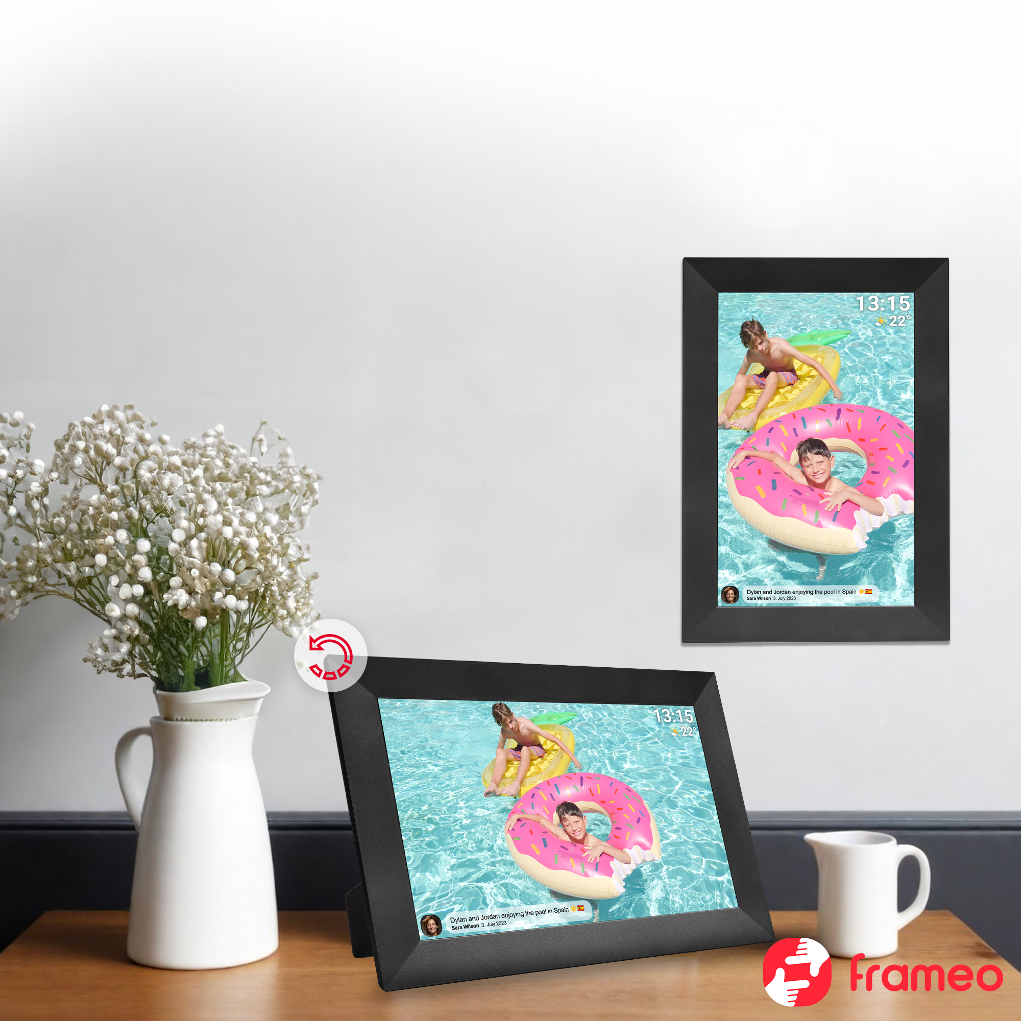 Dwie cyfrowe ramki pokazują scenę basenową. Dwóch chłopców na pontonach, jeden w pączku. Kwiaty w wazonie. Biały dzbanek i kubek.