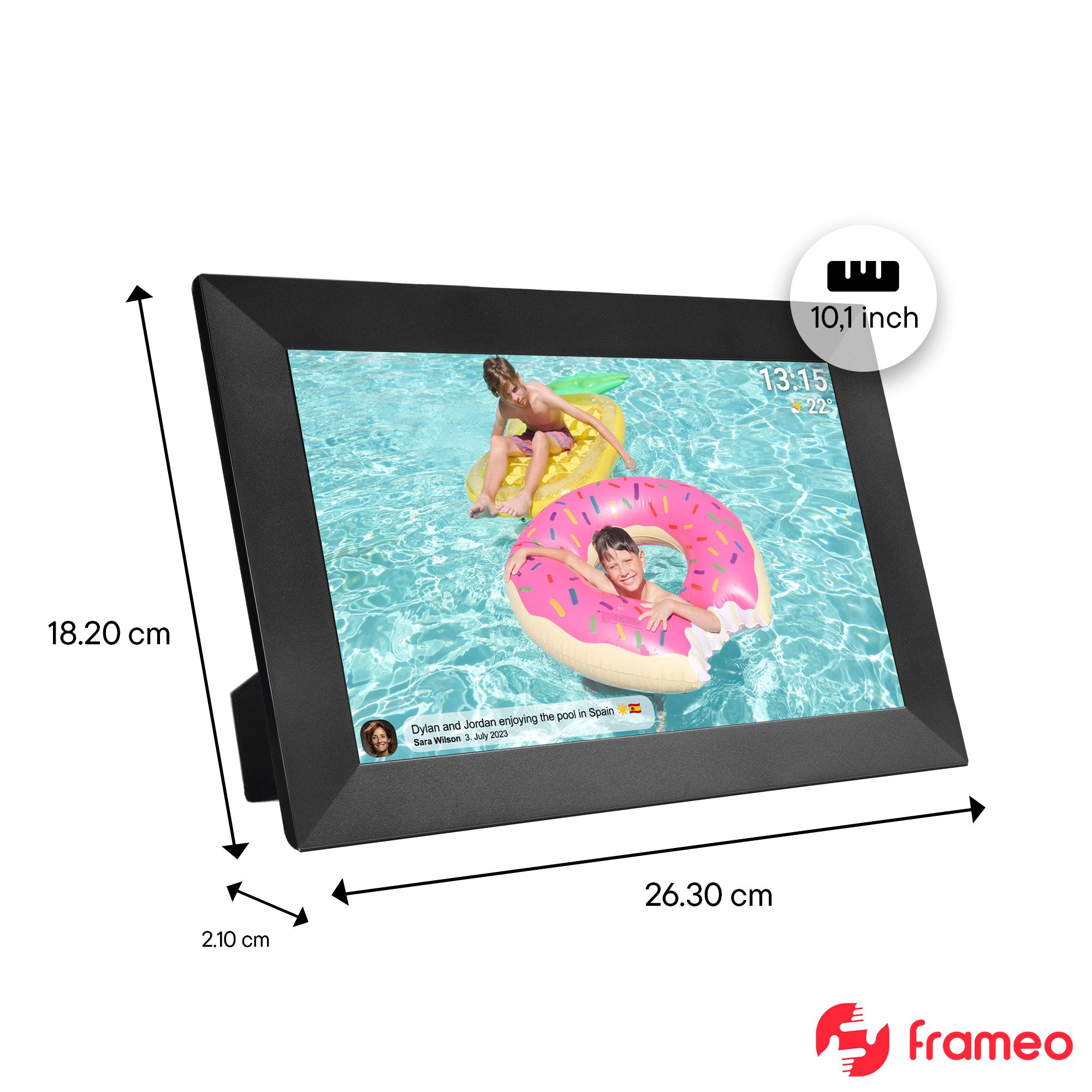 Cyfrowa ramka na zdjęcia wyświetla dwóch chłopców w basenie na pontonach. Jest godzina 13:15 i 22 stopnie.