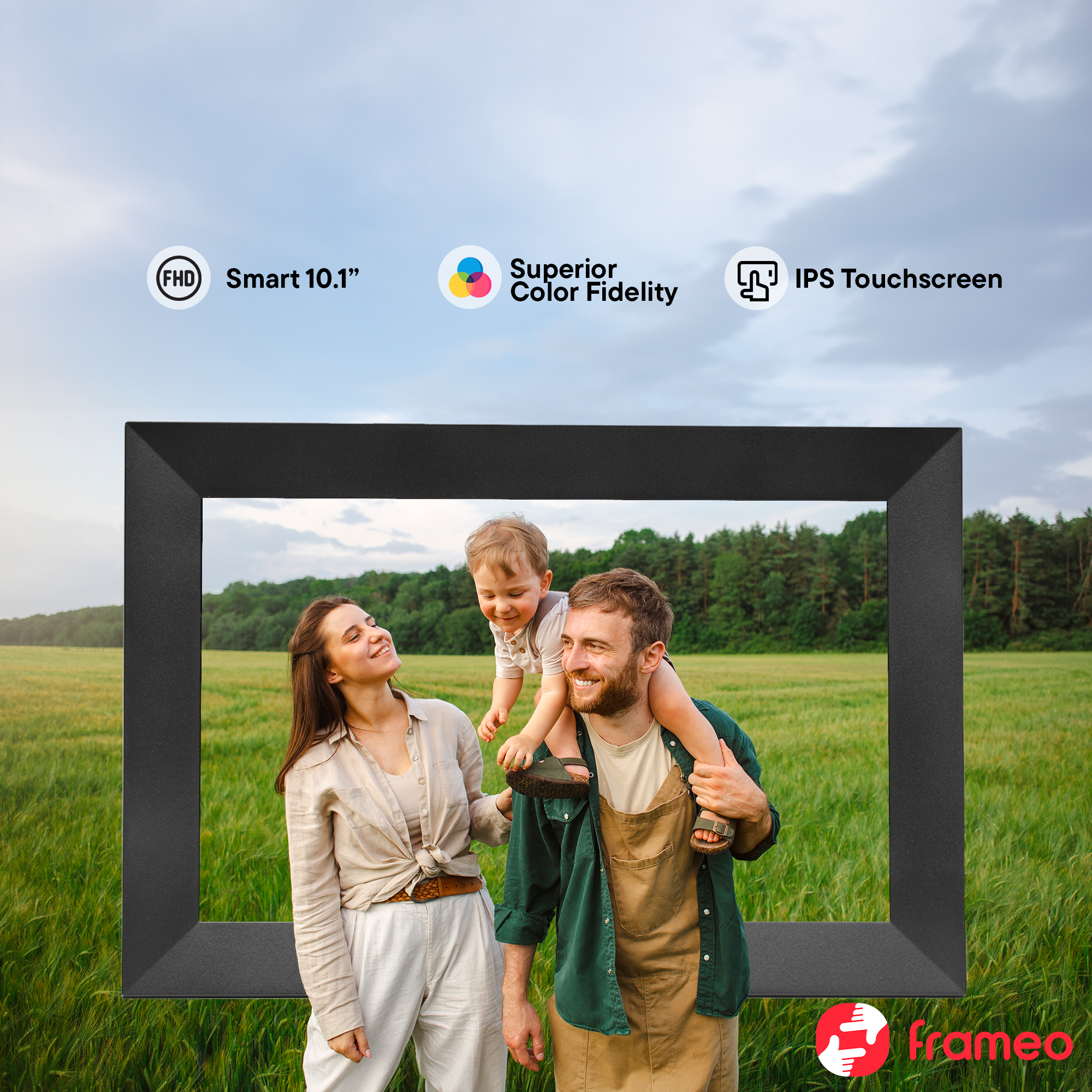 Rodzina na polu, wokół nich ramka. Ojciec ma dziecko na ramionach. Matka się uśmiecha. Za nimi zielone pole i drzewa.