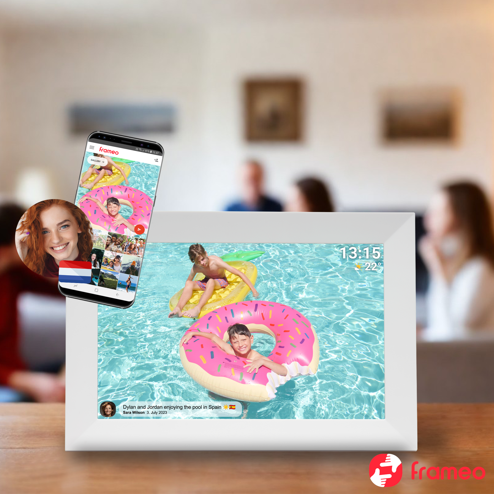 Ramka ze zdjęciami pokazuje dzieci na pontonach w basenie. Telefon wyświetla podobne obrazy. Kobieta się uśmiecha, a godzina to 13:15.