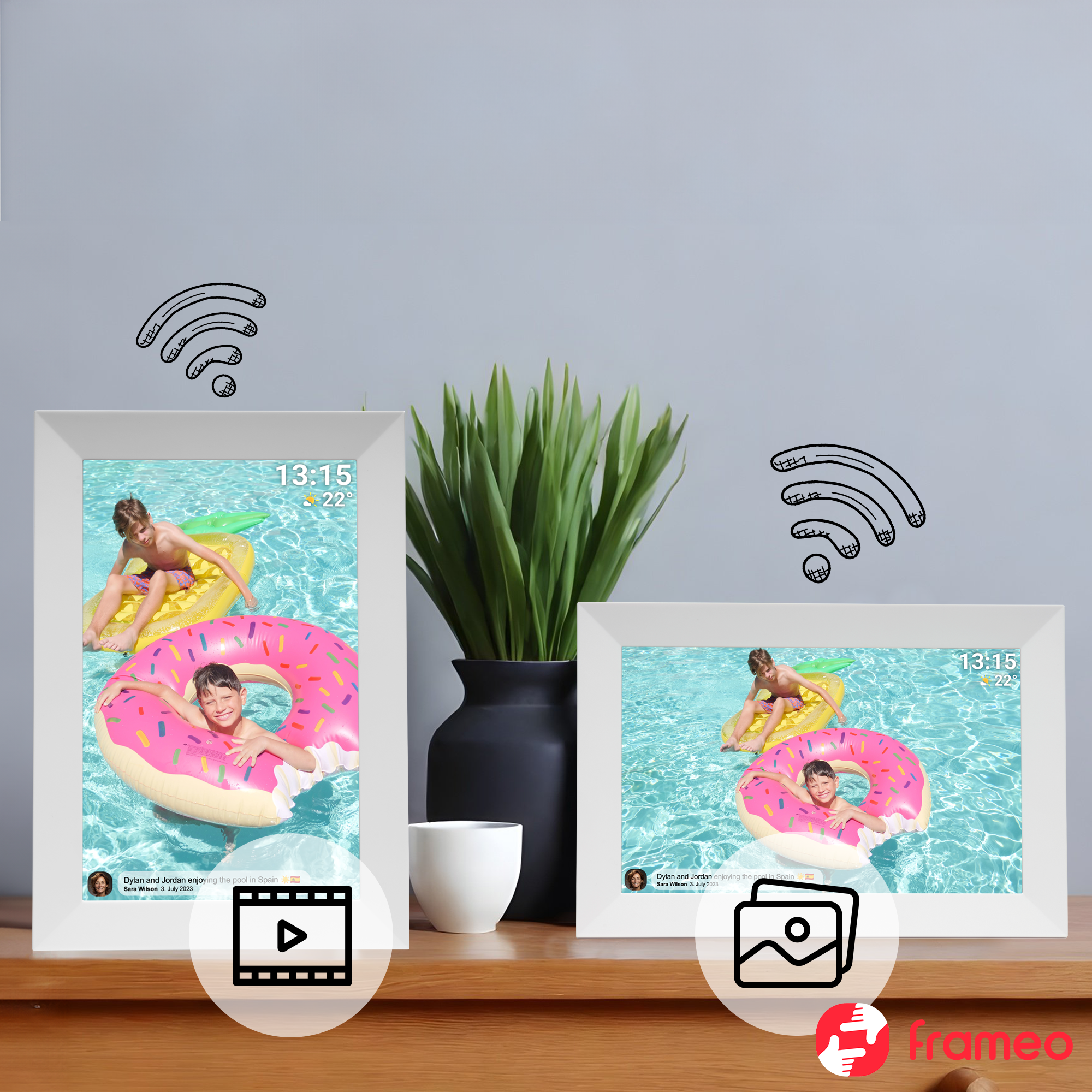 Dwie cyfrowe ramki na zdjęcia wyświetlają zdjęcia z basenu. Jeden pokazuje dzieci na pływakach. Symbole Wi-Fi i roślina są również w scenie.