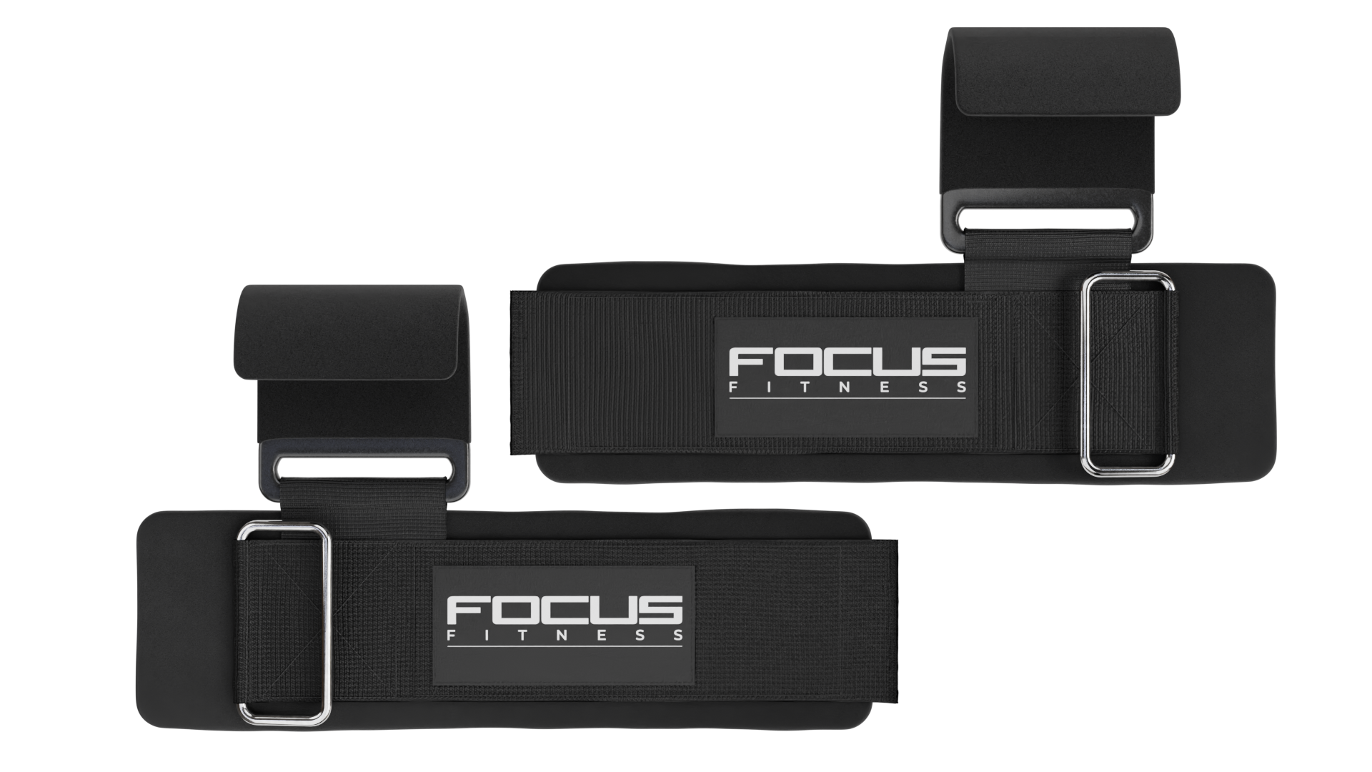 Twee zwarte fitnessriemen met zilveren gespen. Elk heeft een "FOCUS FITNESS" logo op een zwarte riem. Zwarte achtergrond.