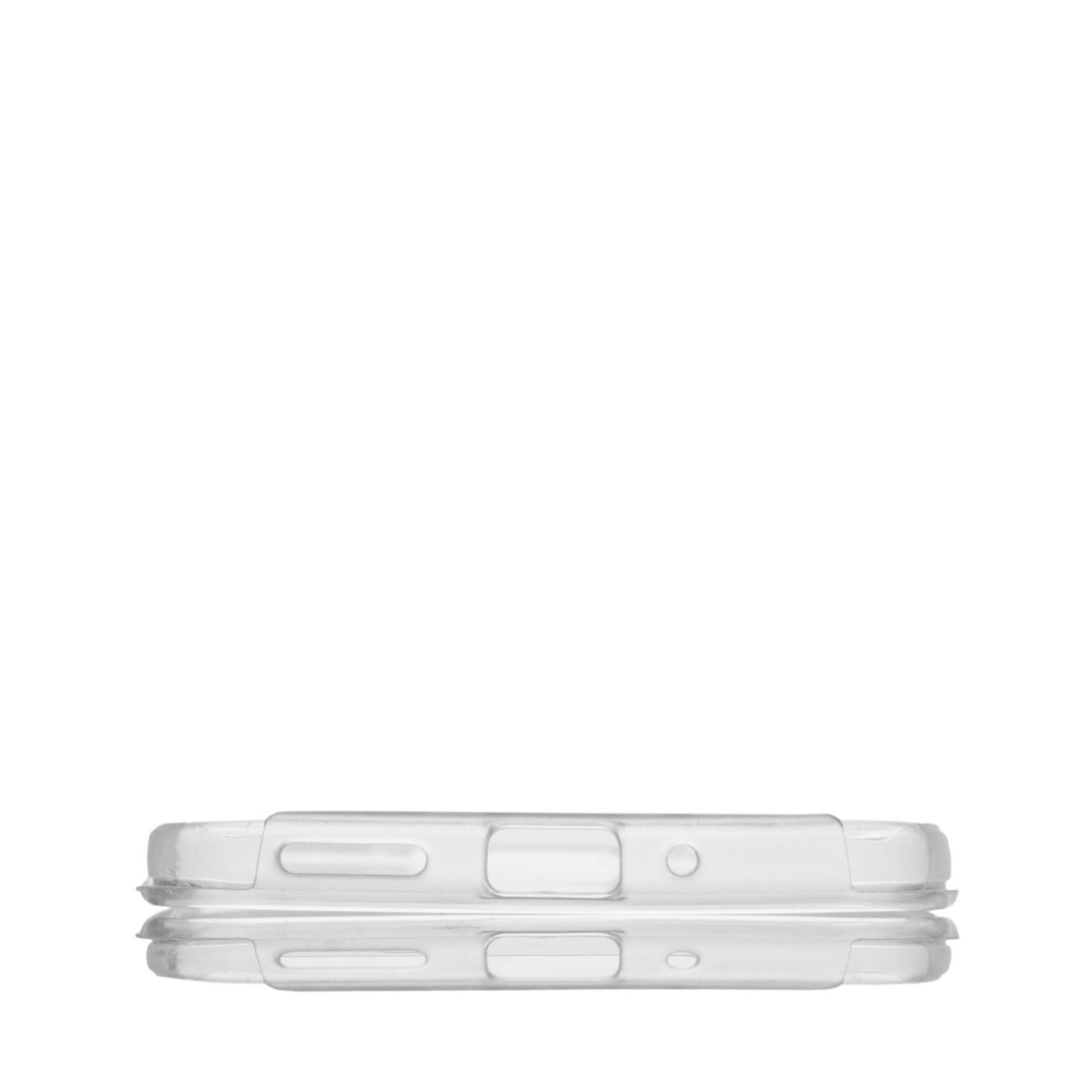 Se muestra una funda transparente para teléfono, probablemente de plástico. Está contra un fondo blanco, con un enfoque en el borde inferior.