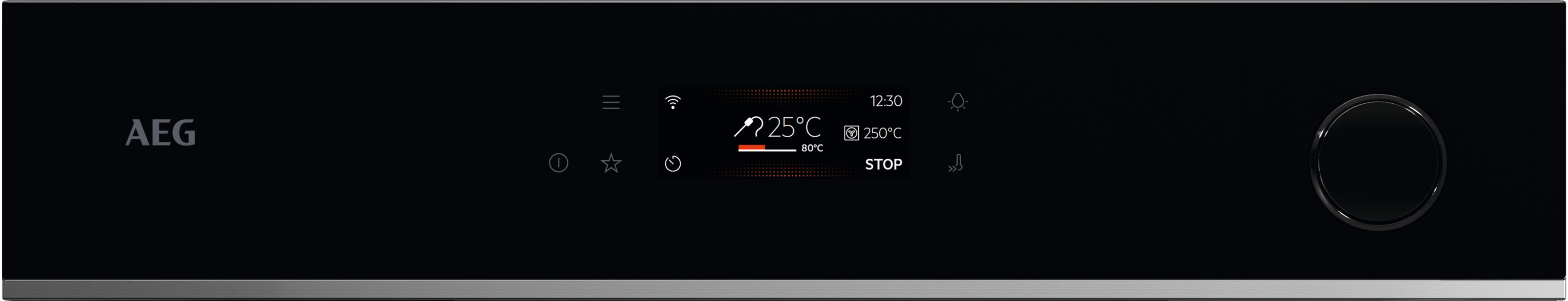Schwarzer Ofen mit Digitalanzeige, die Temperatur und Uhrzeit anzeigt. Er hat einen Drehknopf rechts und den Markennamen AEG links.