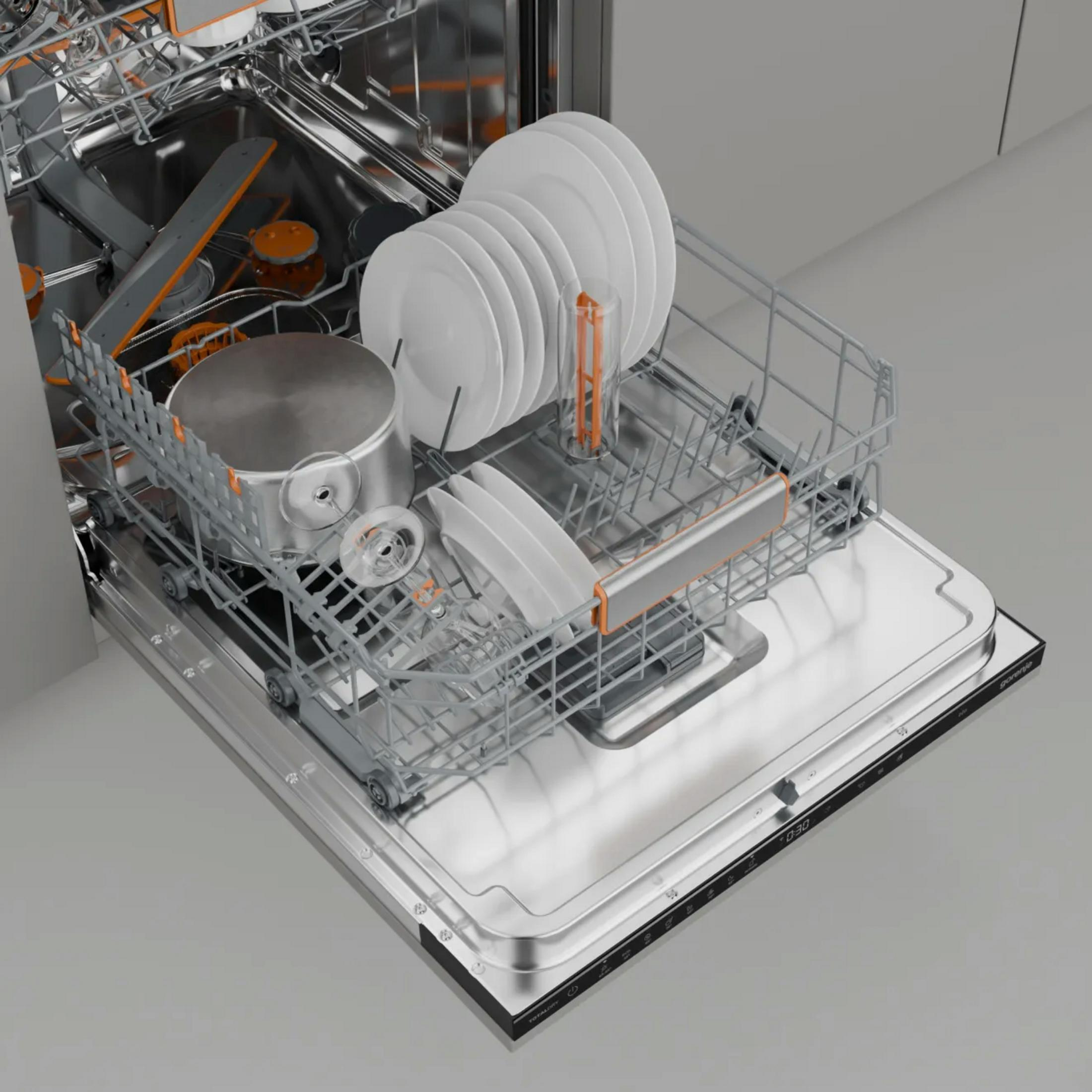 Otwarta zmywarka z naczyniami. Talerze, garnek i szklanki w środku. Drzwi i wnętrze są metaliczne.