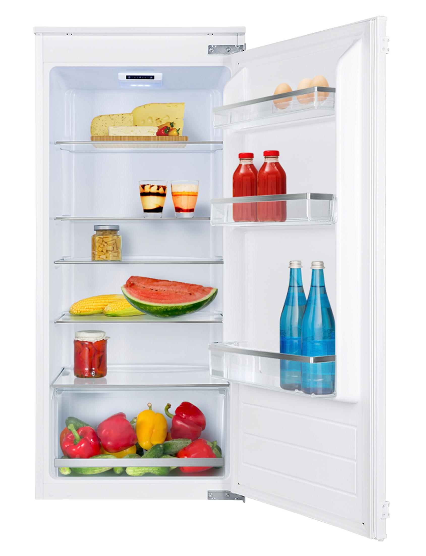 Offener Kühlschrank mit Käse, Getränken, Eiern, Saftflaschen, Wasserflaschen, Mais, Wassermelone, Paprika und Gurken.