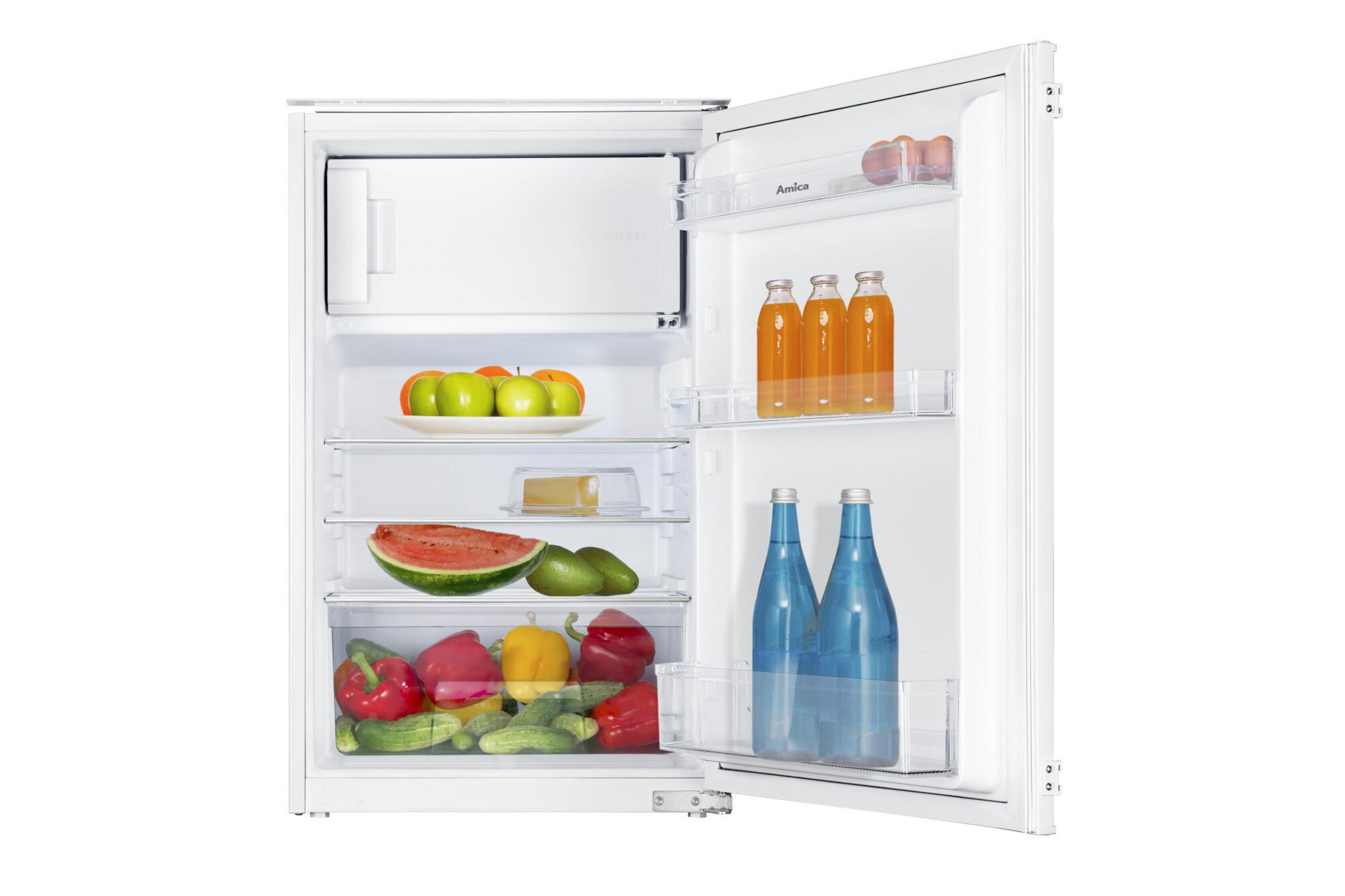 Offener Kühlschrank mit Obst, Gemüse und Getränken. Äpfel, Wassermelone, Paprika, Wasserflaschen und Saft sind sichtbar.