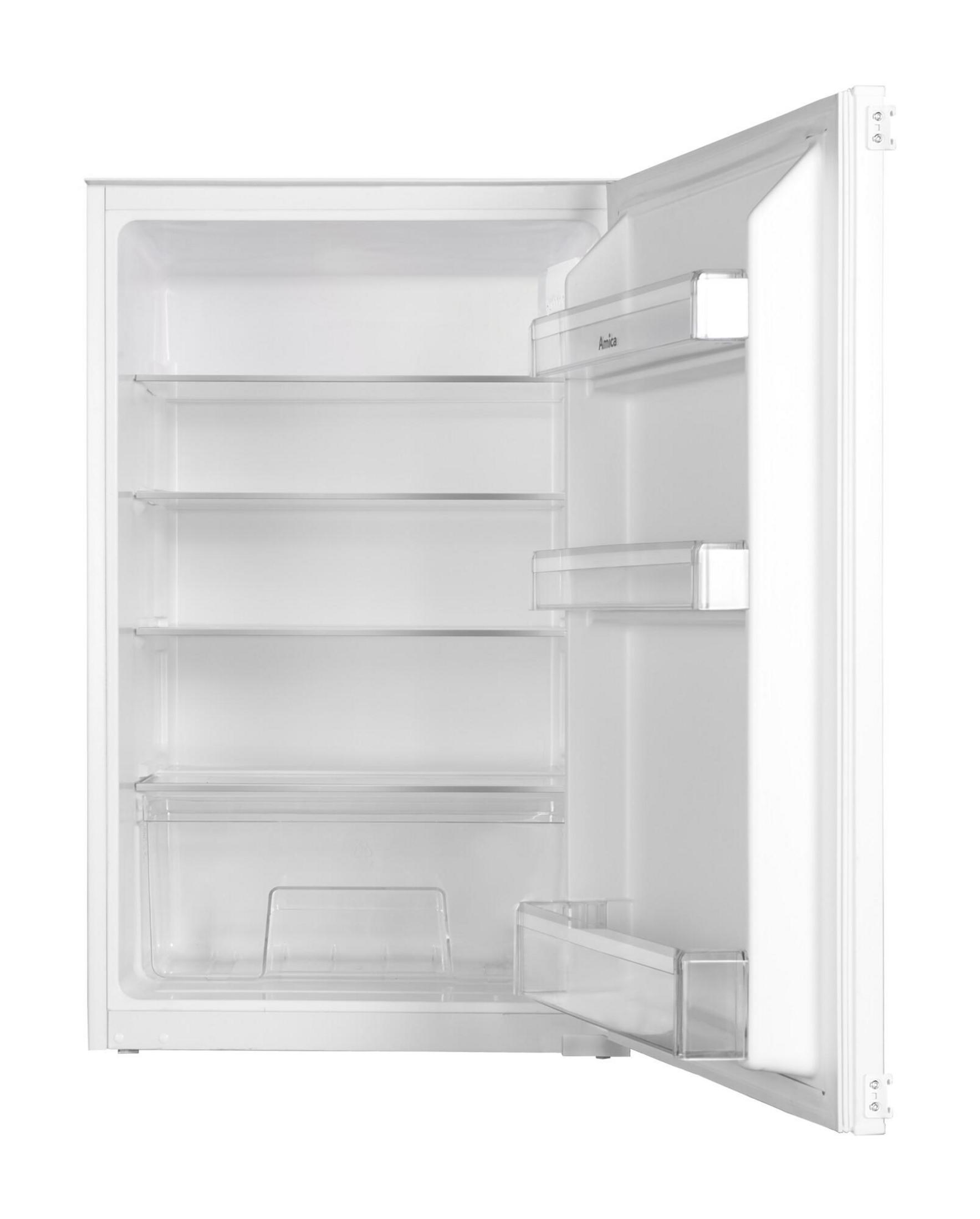 Weißer Kühlschrank mit offener Tür, zeigt Regale und Fächer. Der Markenname 'Amica' ist auf der Tür sichtbar.