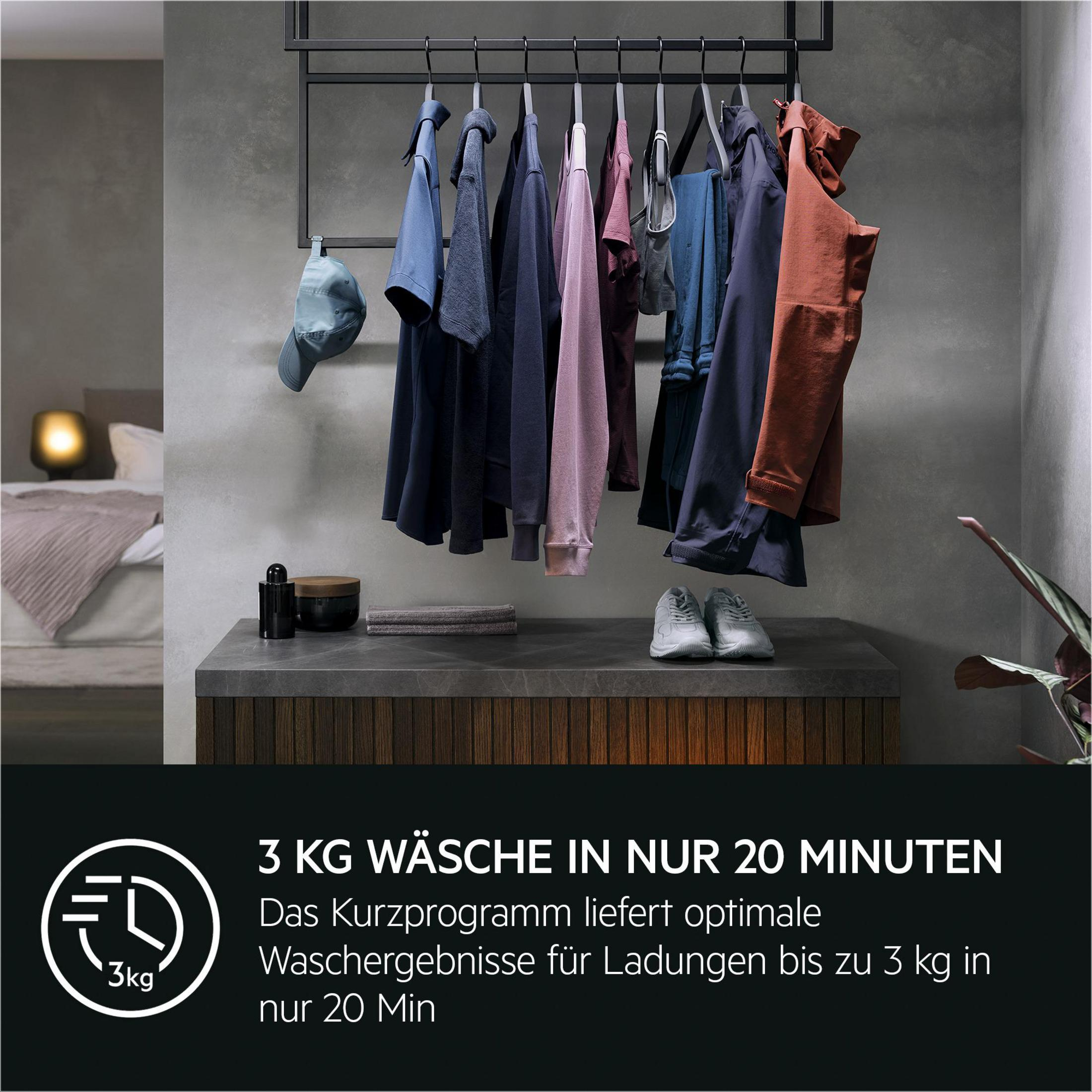 Kleidung hängt an einem Gestell über einer Theke mit Schuhen und Accessoires. Text: 3 kg Wäsche in 20 Minuten.