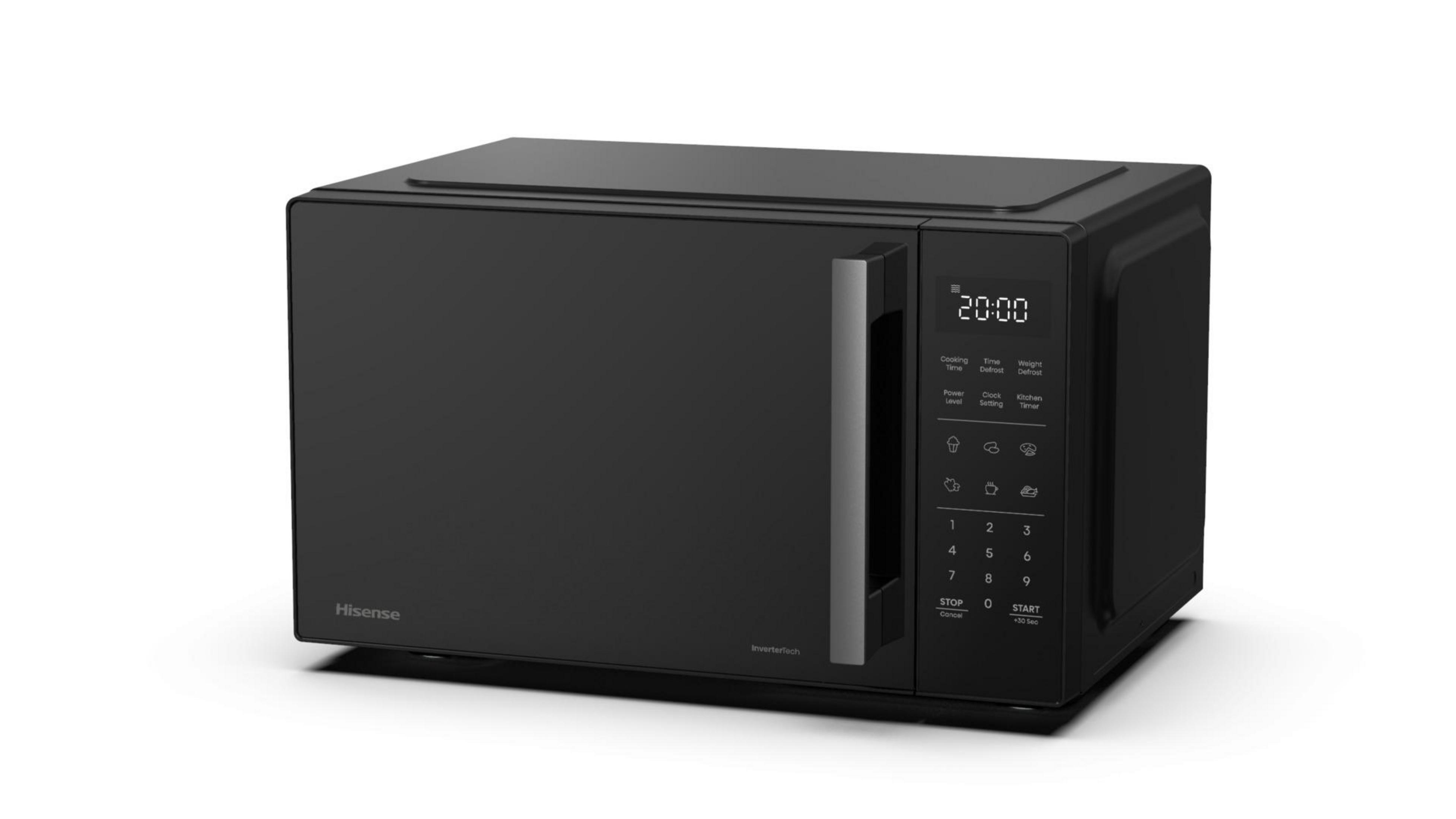Un forno a microonde Hisense nero con display digitale 20:00. Ha un pannello di controllo con pulsanti e una maniglia.