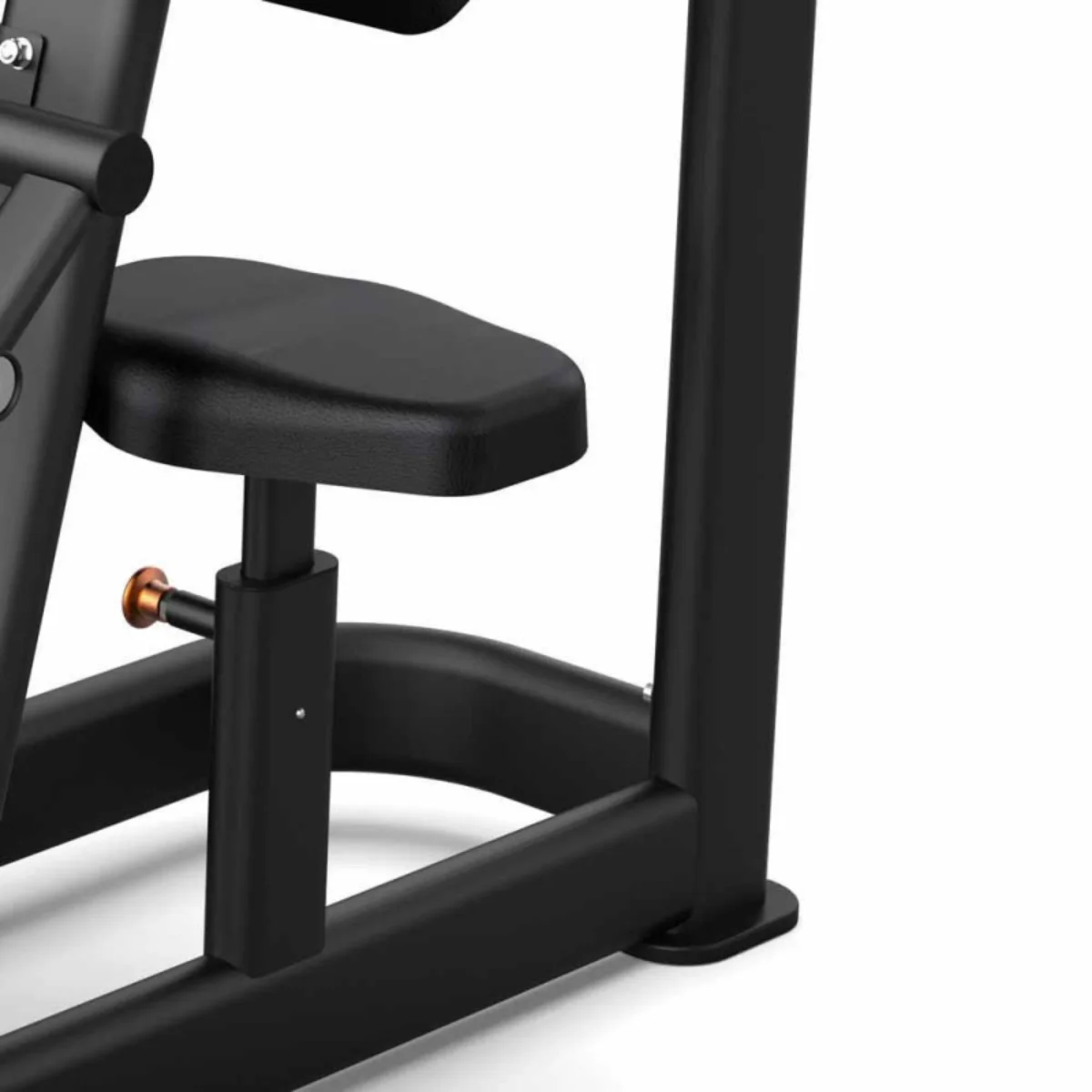 Close-up van een zwarte stoel van een fitnessapparaat. De stoel is gewatteerd en wordt ondersteund door een zwart metalen frame, met een witte achtergrond.
