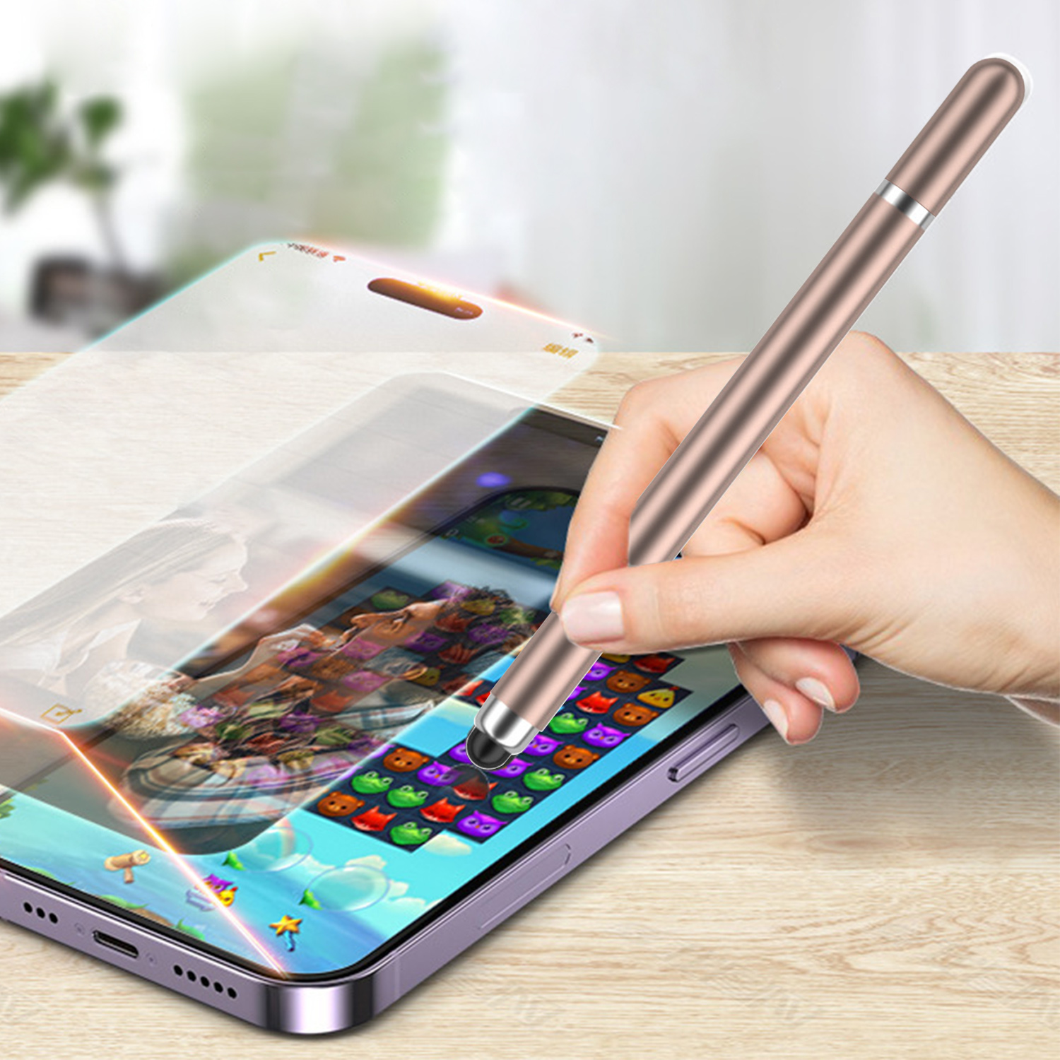 Eine Hand benutzt einen Stift auf einem Smartphone, das ein Spiel spielt. Das Telefon liegt auf einem Holztisch, mit unscharfem Hintergrund.