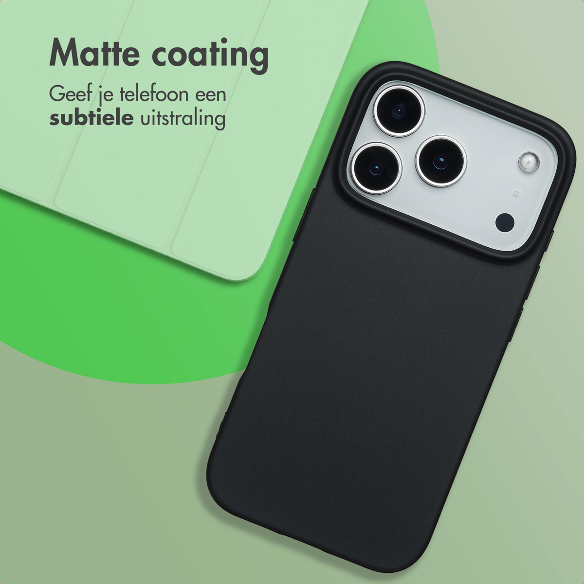 Zwarte telefoonhoes met cameralenzen op een groene en beige achtergrond. Een mintgroene tablethoes zit linksboven.
