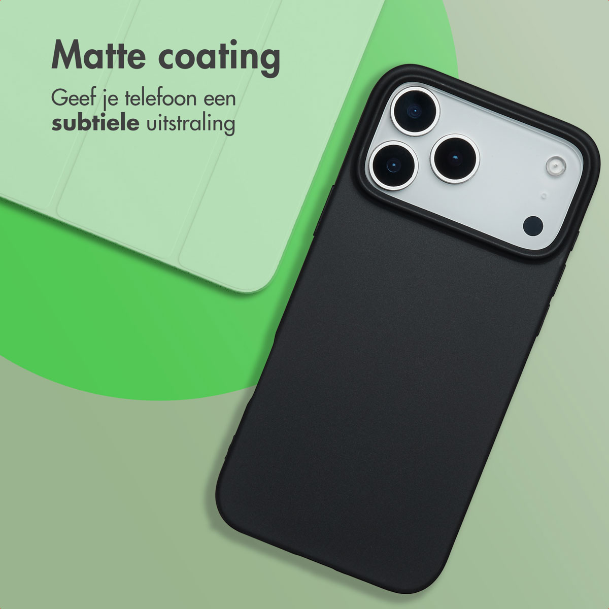 Una custodia nera per telefono su una superficie verde. Sovrapposizione di testo: 'Rivestimento opaco' e testo olandese. Il telefono ha tre obiettivi.