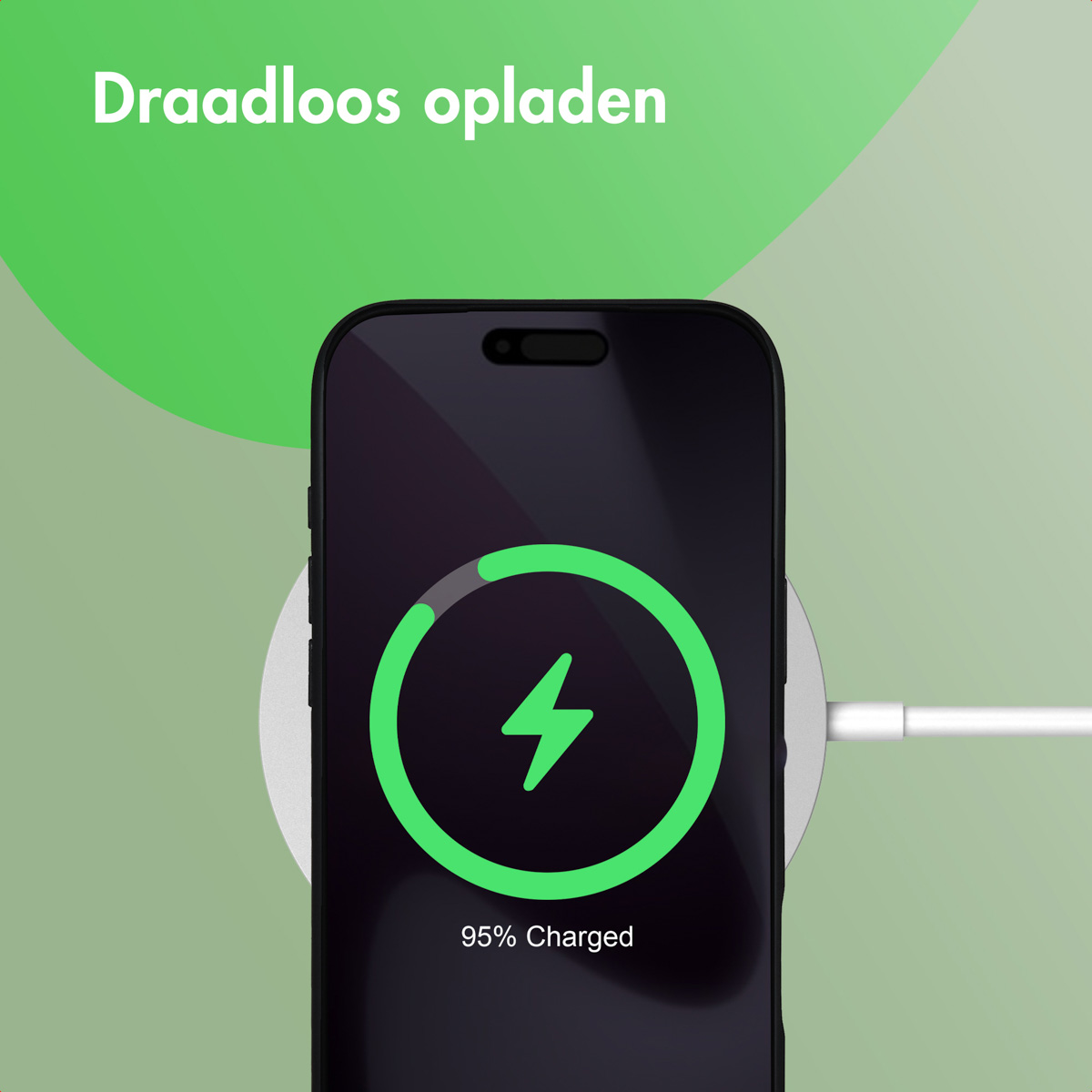 Un telefono si carica in modalità wireless su un pad, mostrando il 95% di carica. Lo sfondo è sfumato verde.