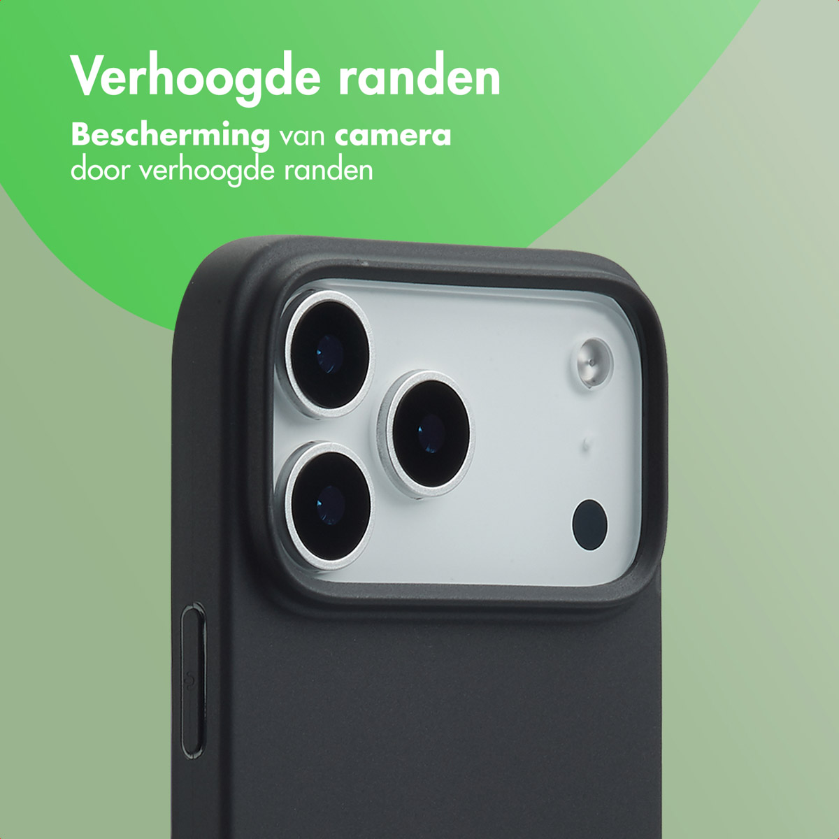 Primo piano di una custodia per telefono. Tre lenti della fotocamera sono visibili, con bordo rialzato. Il testo olandese indica protezione.