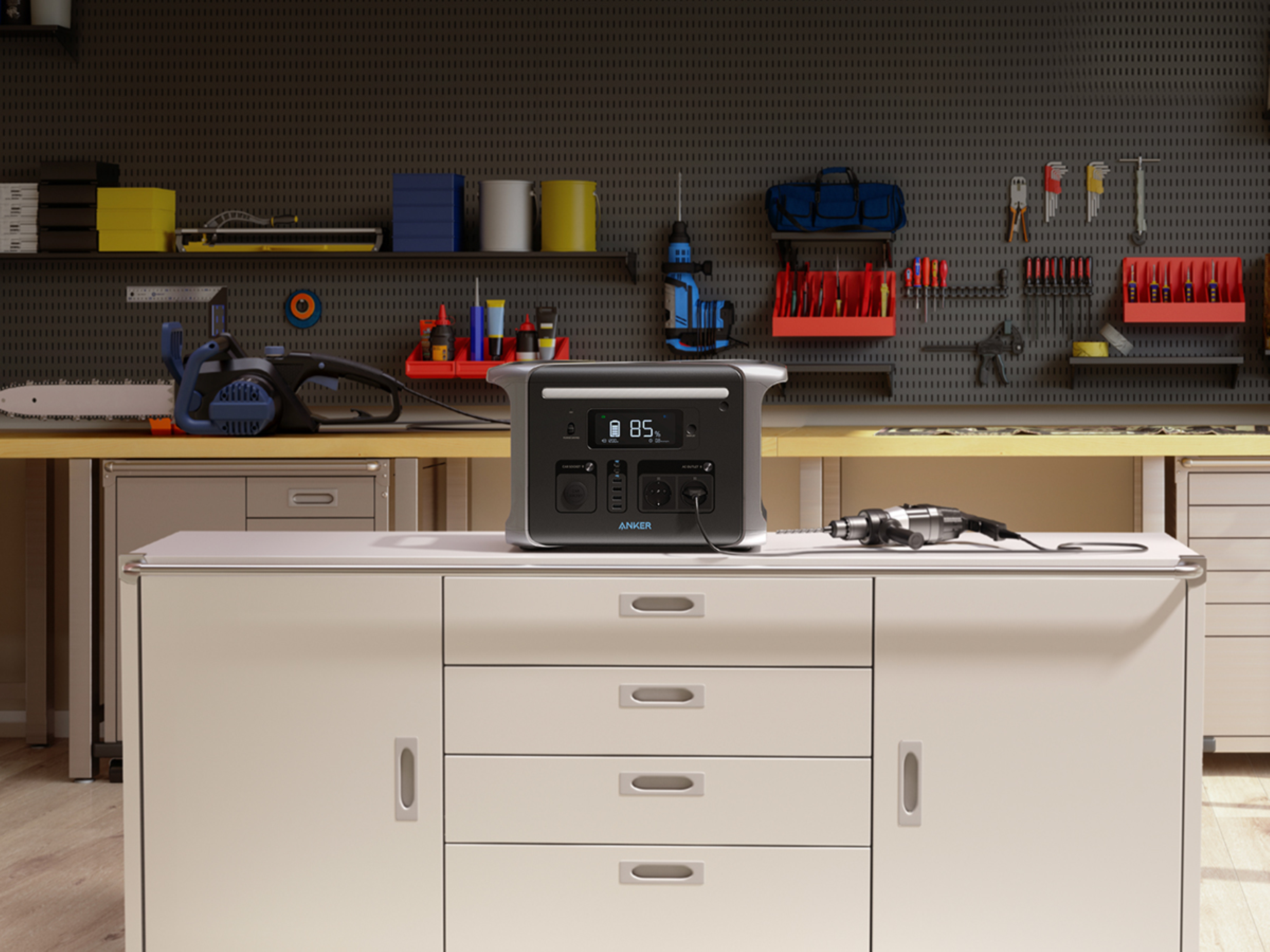 Scena warsztatowa z narzędziami, stacją zasilania i wiertarką. Półki z narzędziami. Stół warsztatowy w tle.