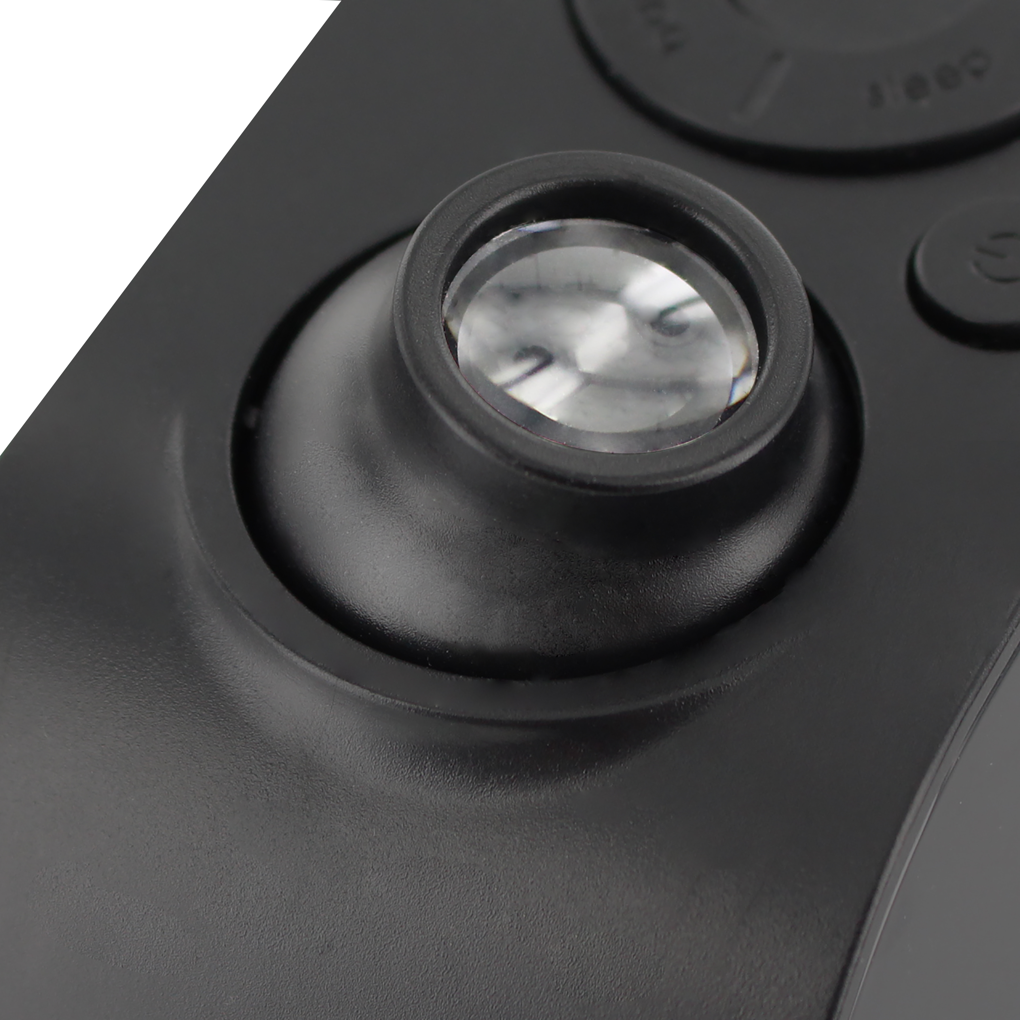 Primer plano de un dispositivo negro con una lente. Botones y detalles son visibles, contra un fondo blanco.