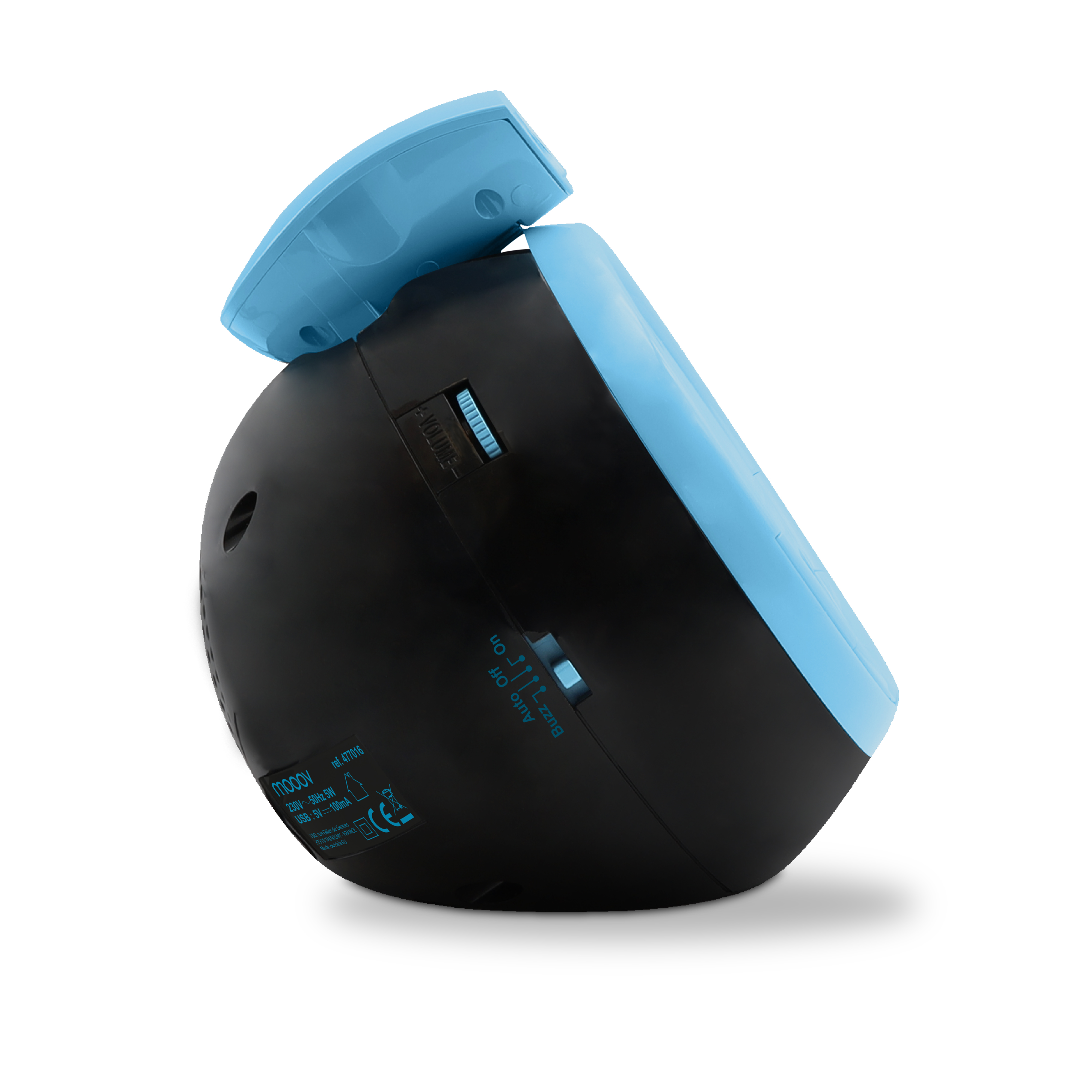Un reloj despertador negro y azul está inclinado. Tiene controles de volumen y varios ajustes. Una sección azul está abierta.