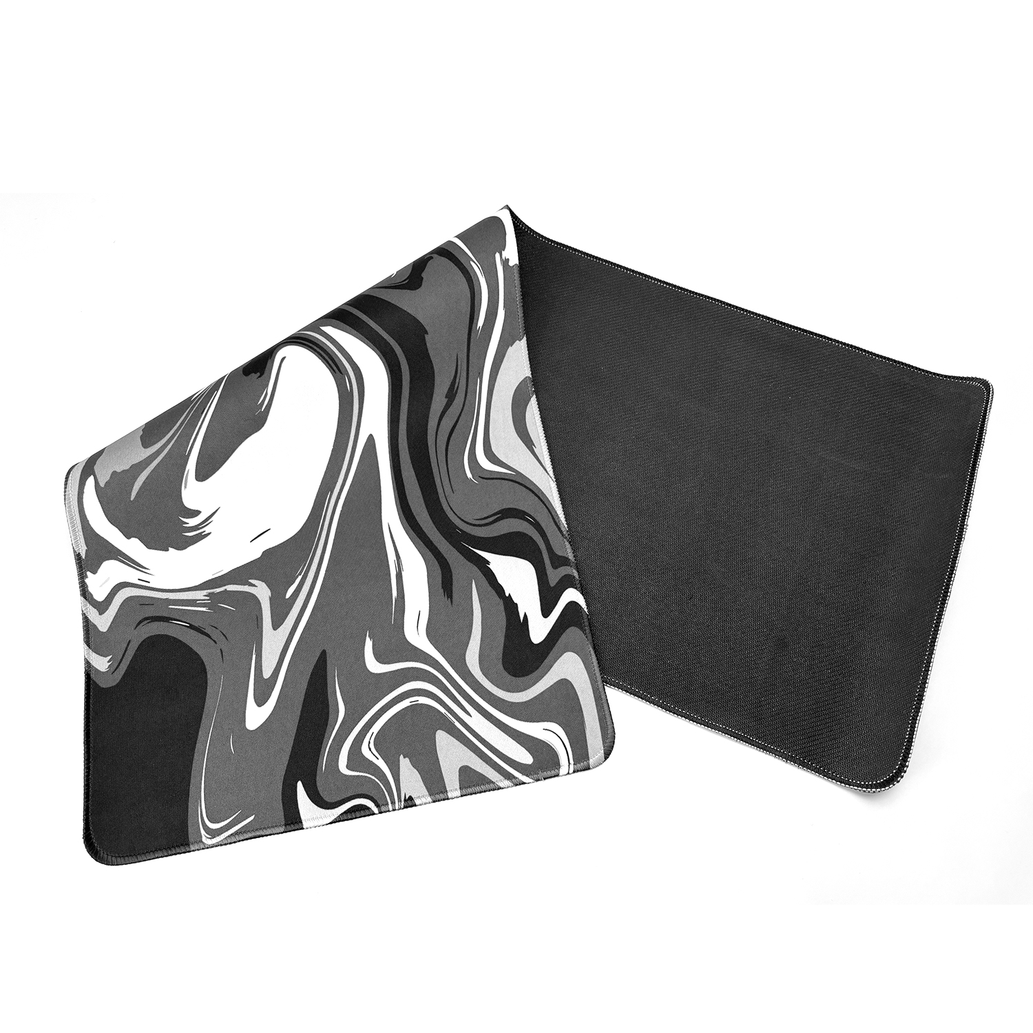 Un tapis de souris avec un motif marbré gris, noir et blanc. Le dos est noir, avec une surface texturée. Le tapis est sur un fond blanc.