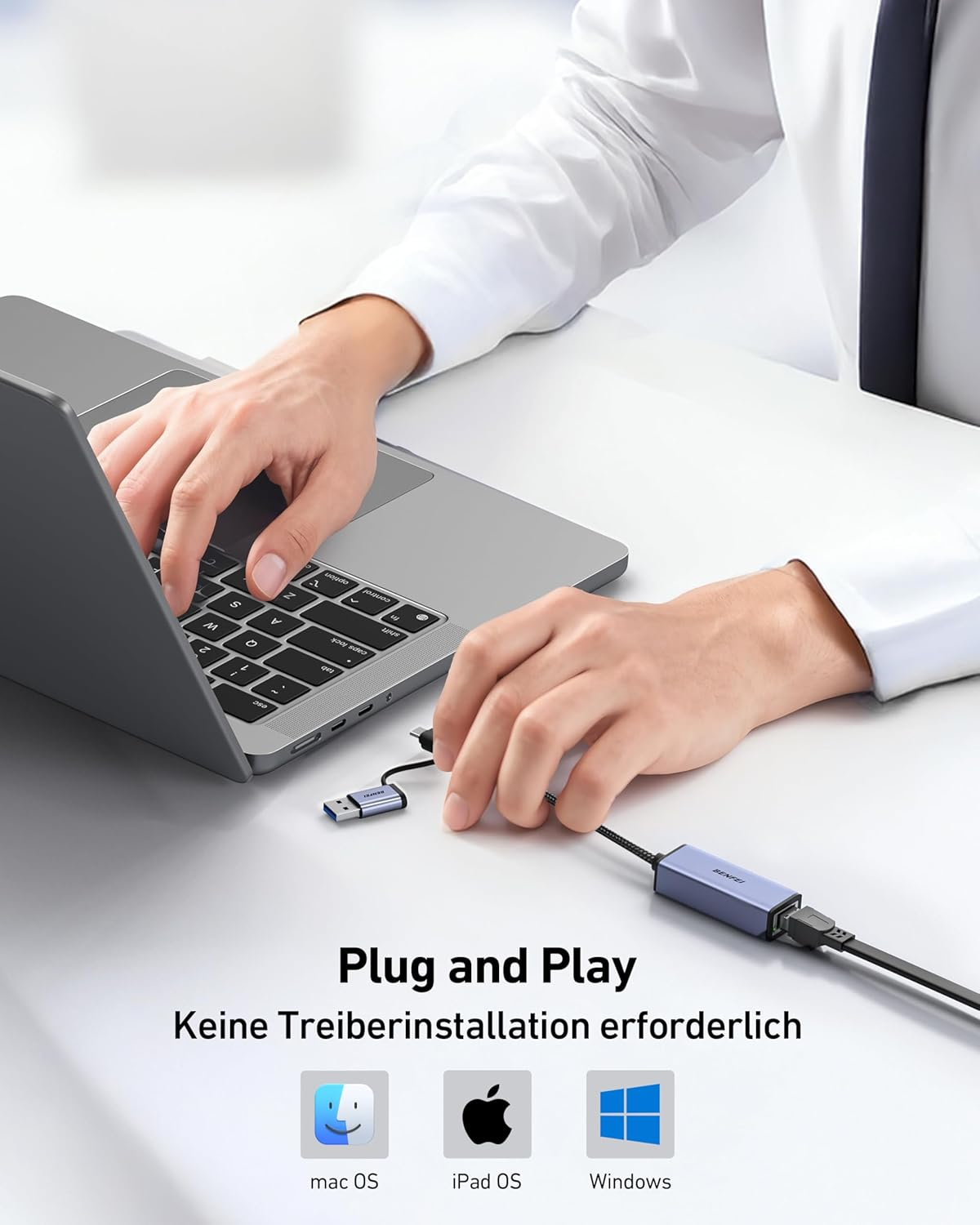 Eine Person verbindet einen blauen Adapter mit einem Laptop. Text: Plug and Play, Keine Treiberinstallation erforderlich. OS-Symbole.