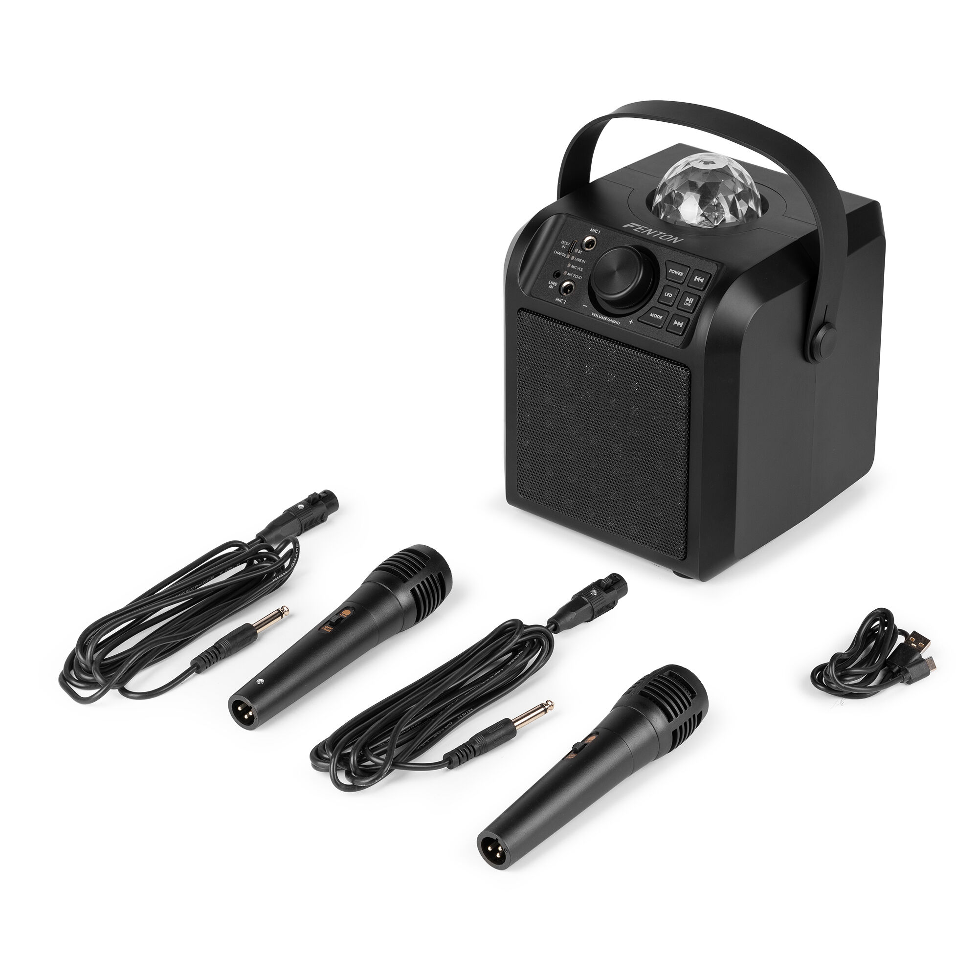 Un altavoz negro con asa, bola de discoteca, dos micrófonos y un cable USB sobre superficie blanca.