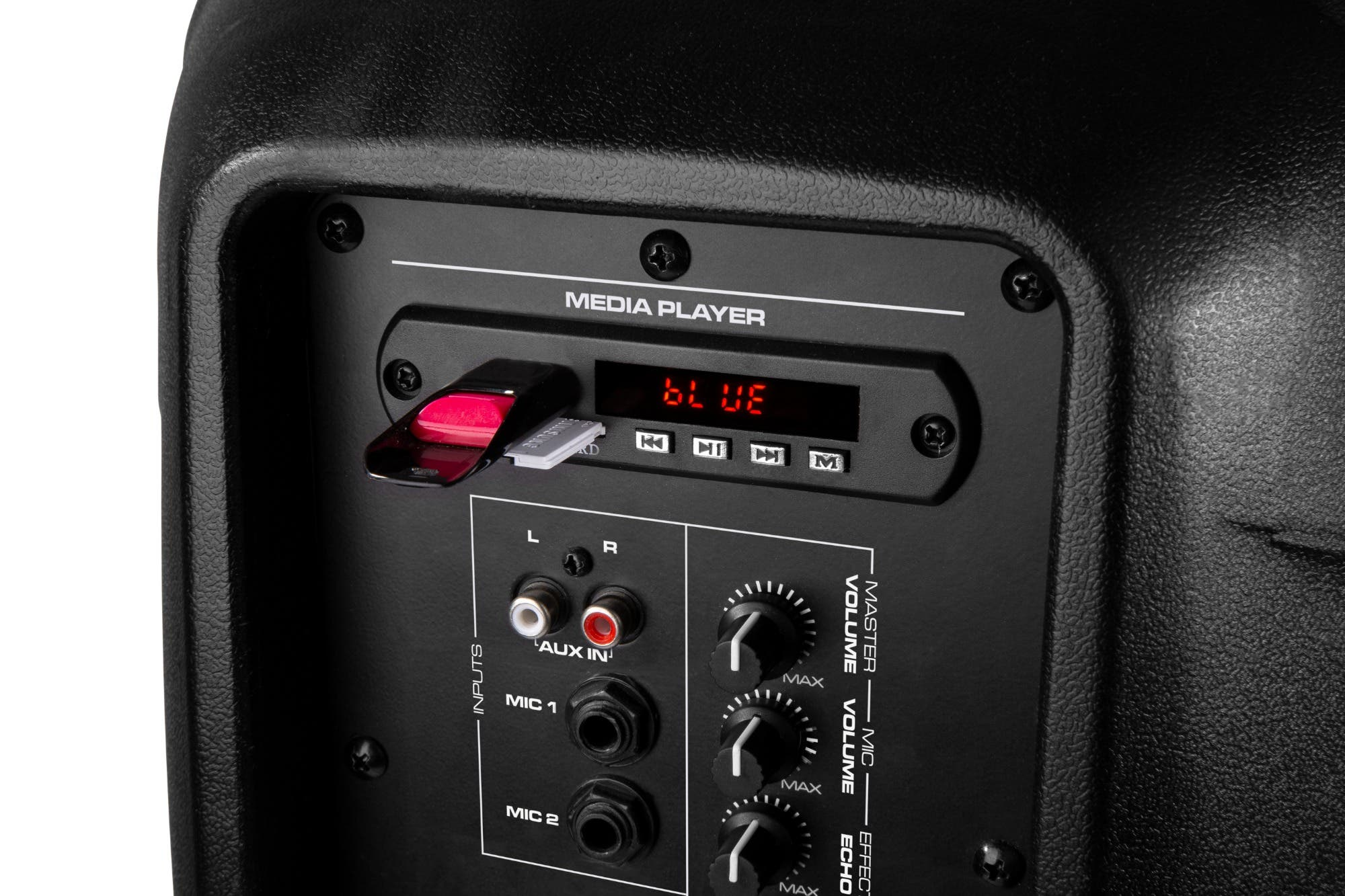 Primer plano del panel de control de un altavoz negro. Hay una unidad USB insertada. La pantalla muestra 'BLUE'. Se ven perillas y conectores de entrada.