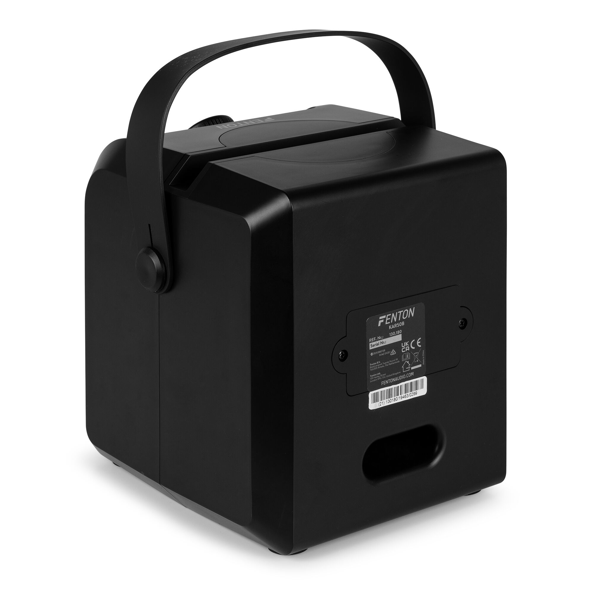 Altavoz negro con asa. Tiene una etiqueta con texto y logotipos. El altavoz está sobre una superficie blanca.