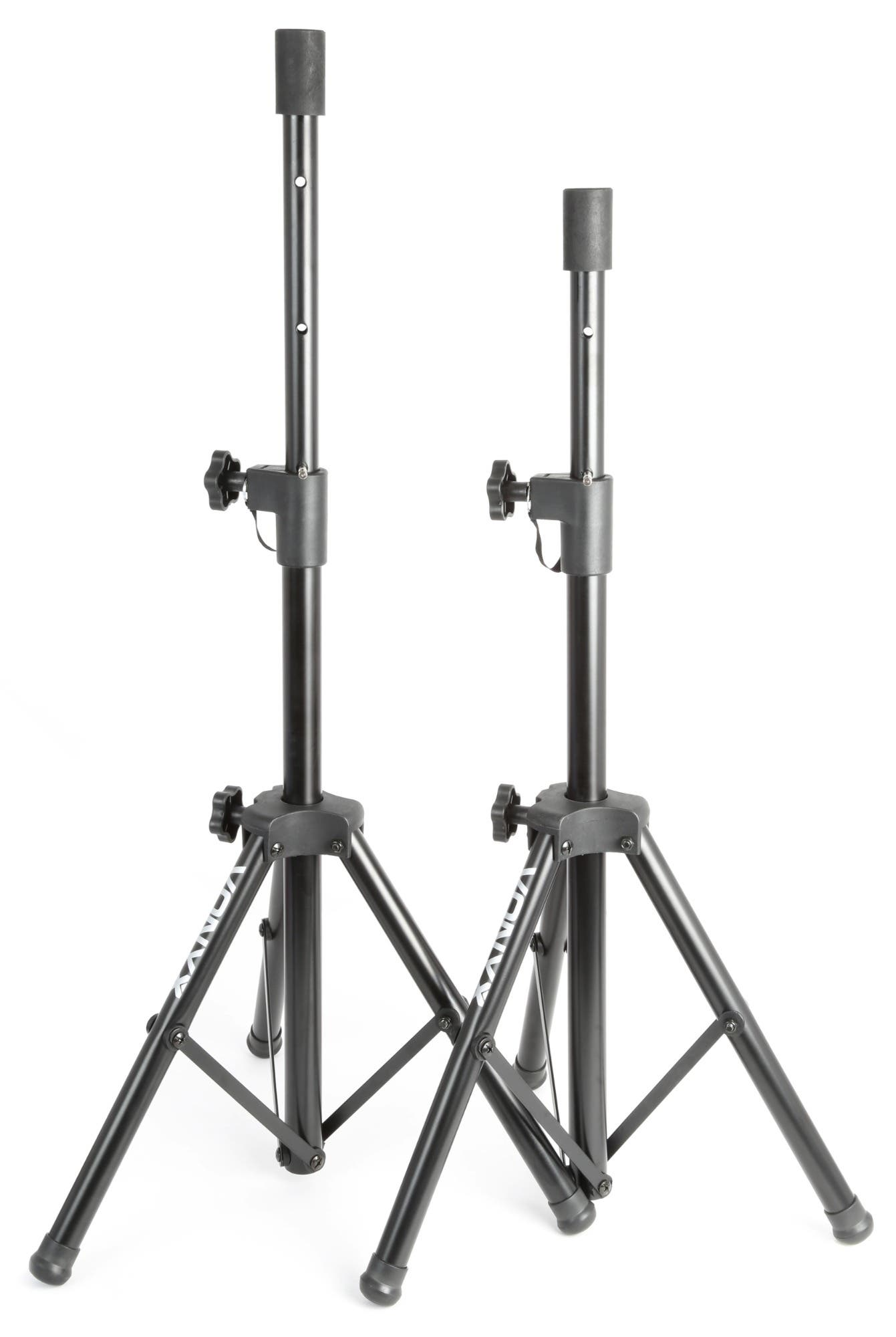 Dos soportes de altavoz negros sobre fondo blanco. Cada soporte tiene una base de trípode, altura ajustable y un soporte superior.