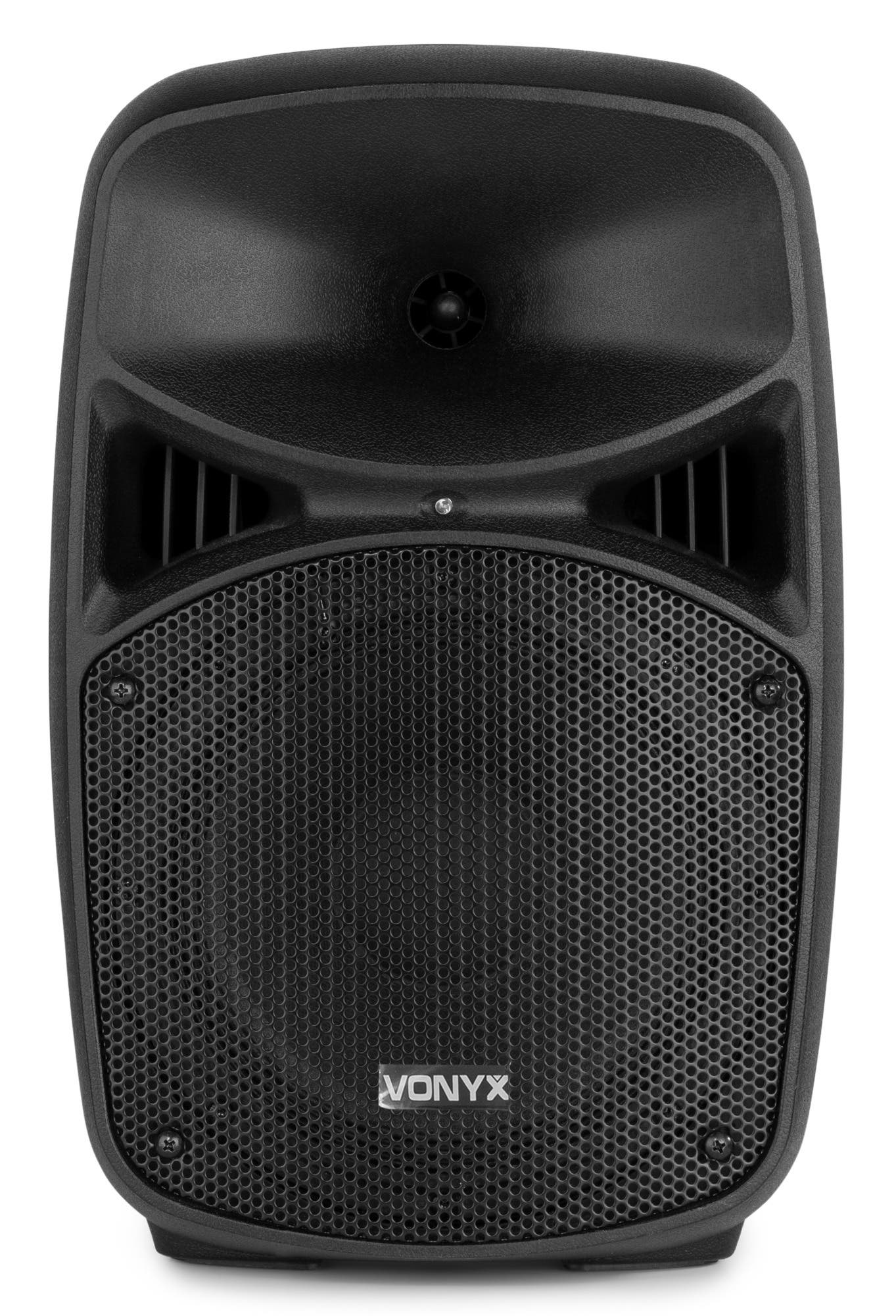 Altavoz negro con frontal de malla y la marca "VONYX". Tiene una bocina y una rejilla protectora. Aislado sobre blanco.
