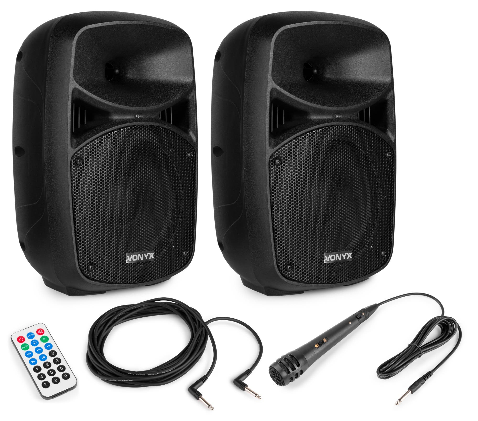 Dos altavoces negros, micrófono, mando a distancia y cables sobre superficie blanca. Altavoces con la marca Vonyx.