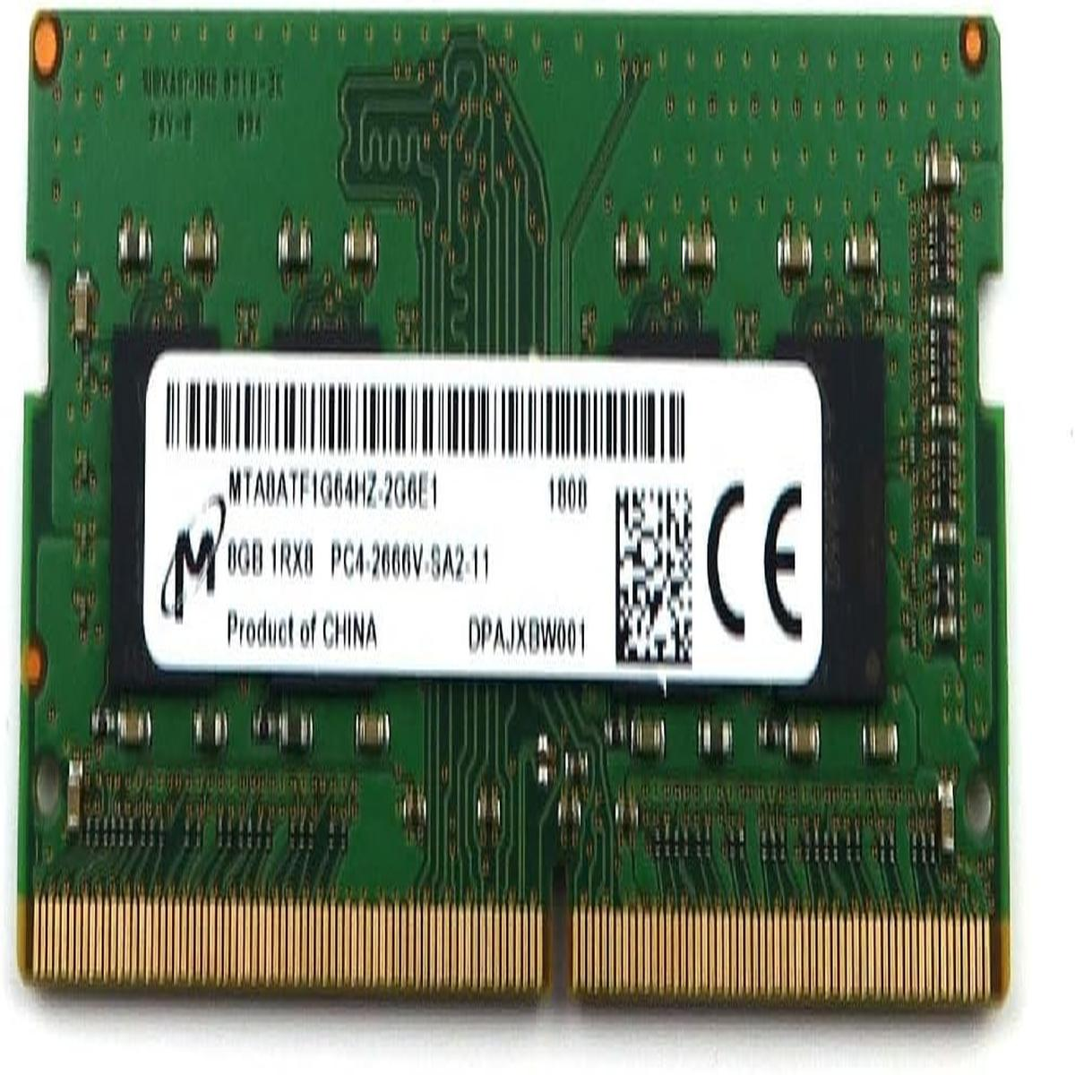 Ein grünes RAM-Modul mit weißem Etikett, Text und Barcode. Goldene Anschlüsse unten. CE-Zeichen sichtbar.