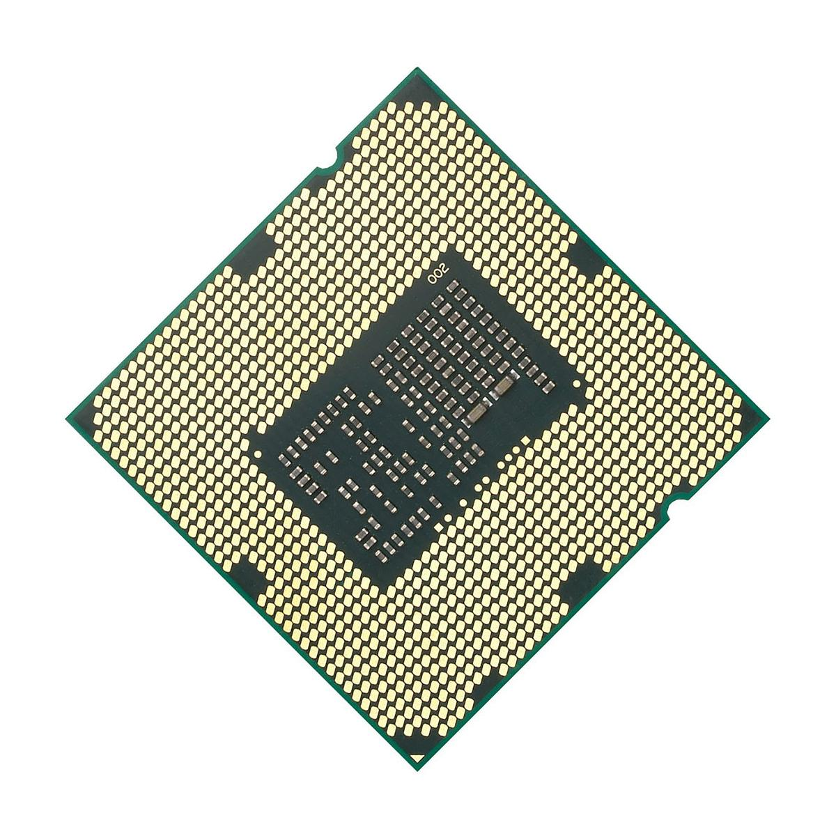 Un chip CPU con bordo verde, pin dorati e area centrale grigio scuro. Il chip è quadrato con orientamento a diamante.