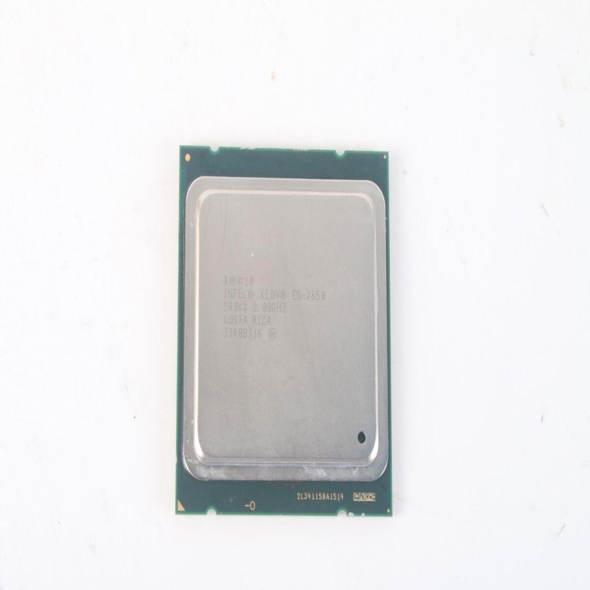 Una CPU su sfondo bianco. La CPU ha una parte superiore argentata e bordi verdi. Il testo sulla CPU recita 'Intel Xeon E5-2658'.