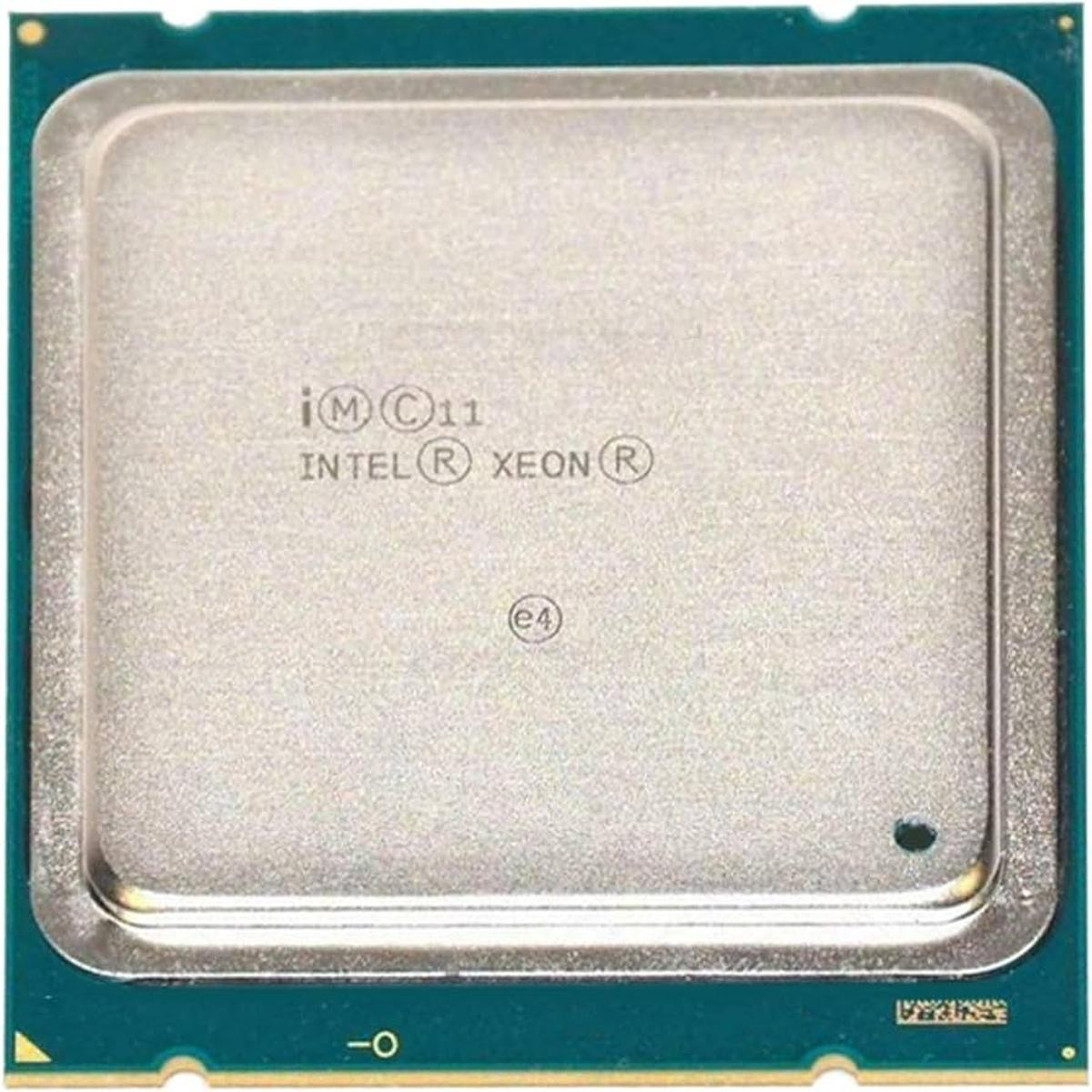 Primo piano di un processore Intel Xeon argentato. Il testo include 'Intel Xeon' e 'iMC11'. Il processore è su un circuito stampato verde.