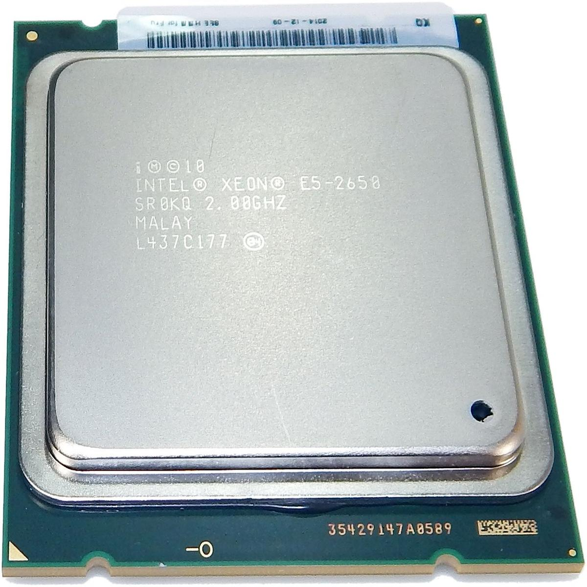 Un processore Intel Xeon E5-2658 argentato è su una scheda a circuito verde. Il testo sul processore include Intel, Xeon e altre specifiche.
