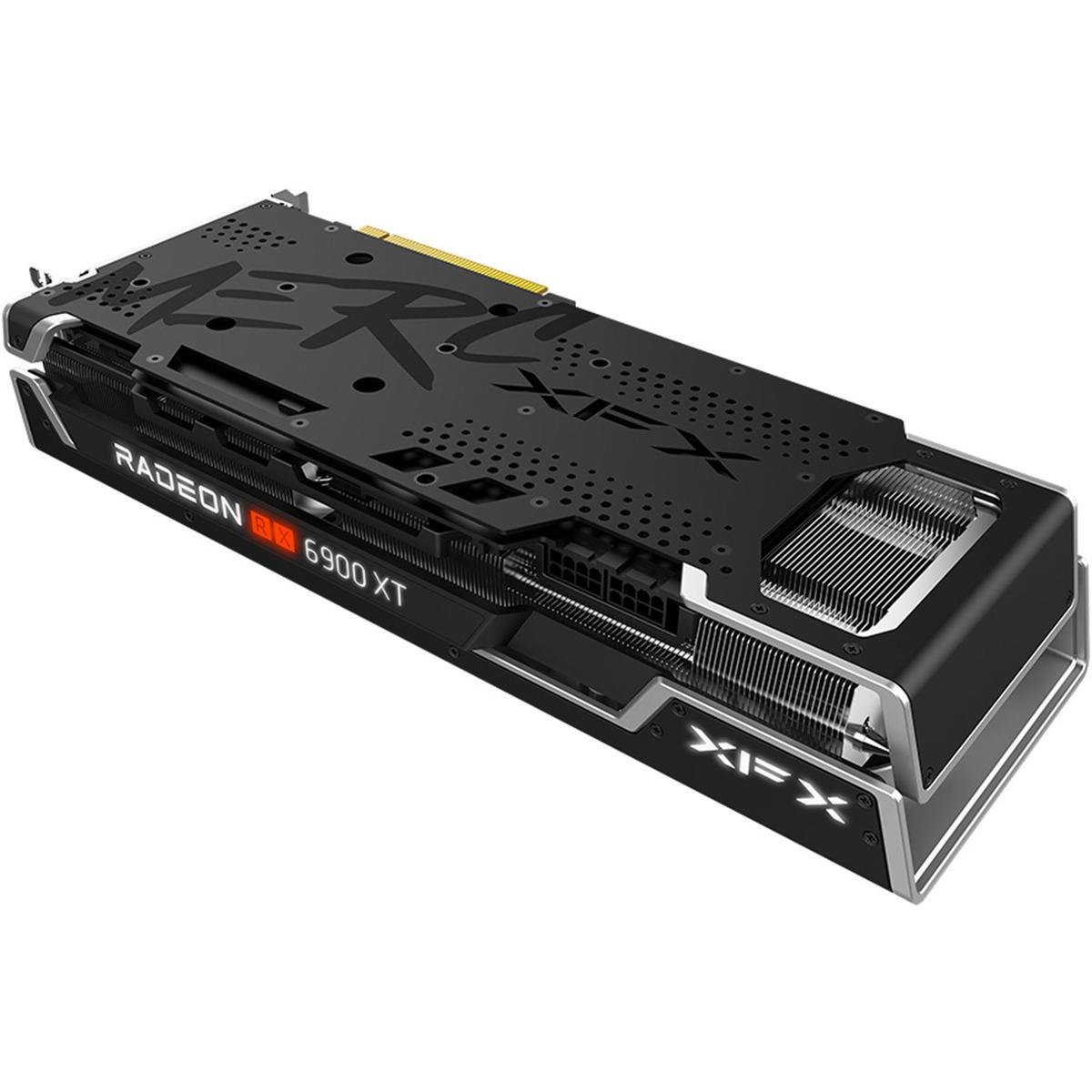 Scheda grafica Radeon RX 6900 XT nera e argento. Caratteristiche: logo XFX e informazioni sul modello. Copertura nera perforata con dissipatore.