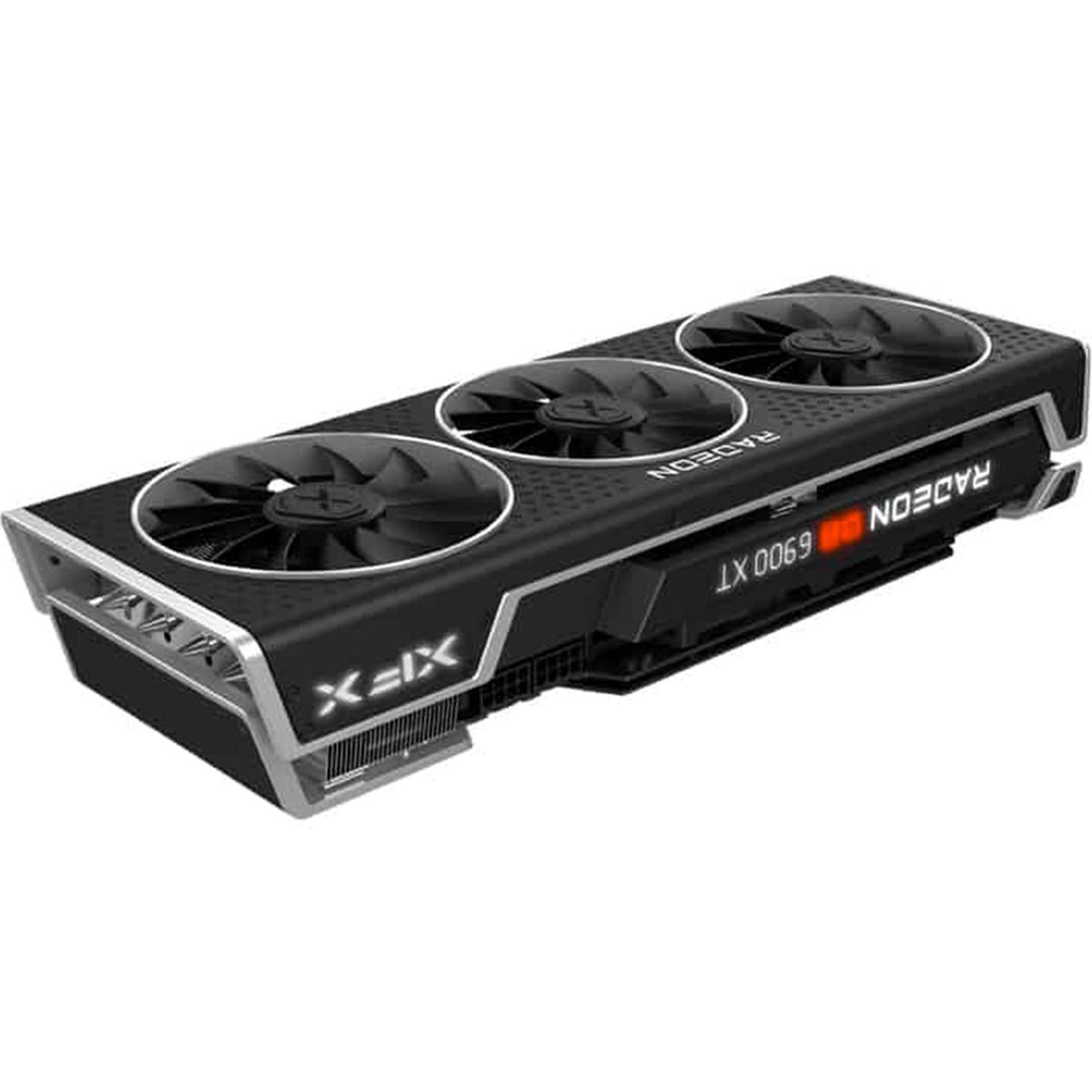 Una scheda grafica XFX Radeon RX 6900 XT nera e argento con tre ventole. La parola 'Radeon' è visibile.