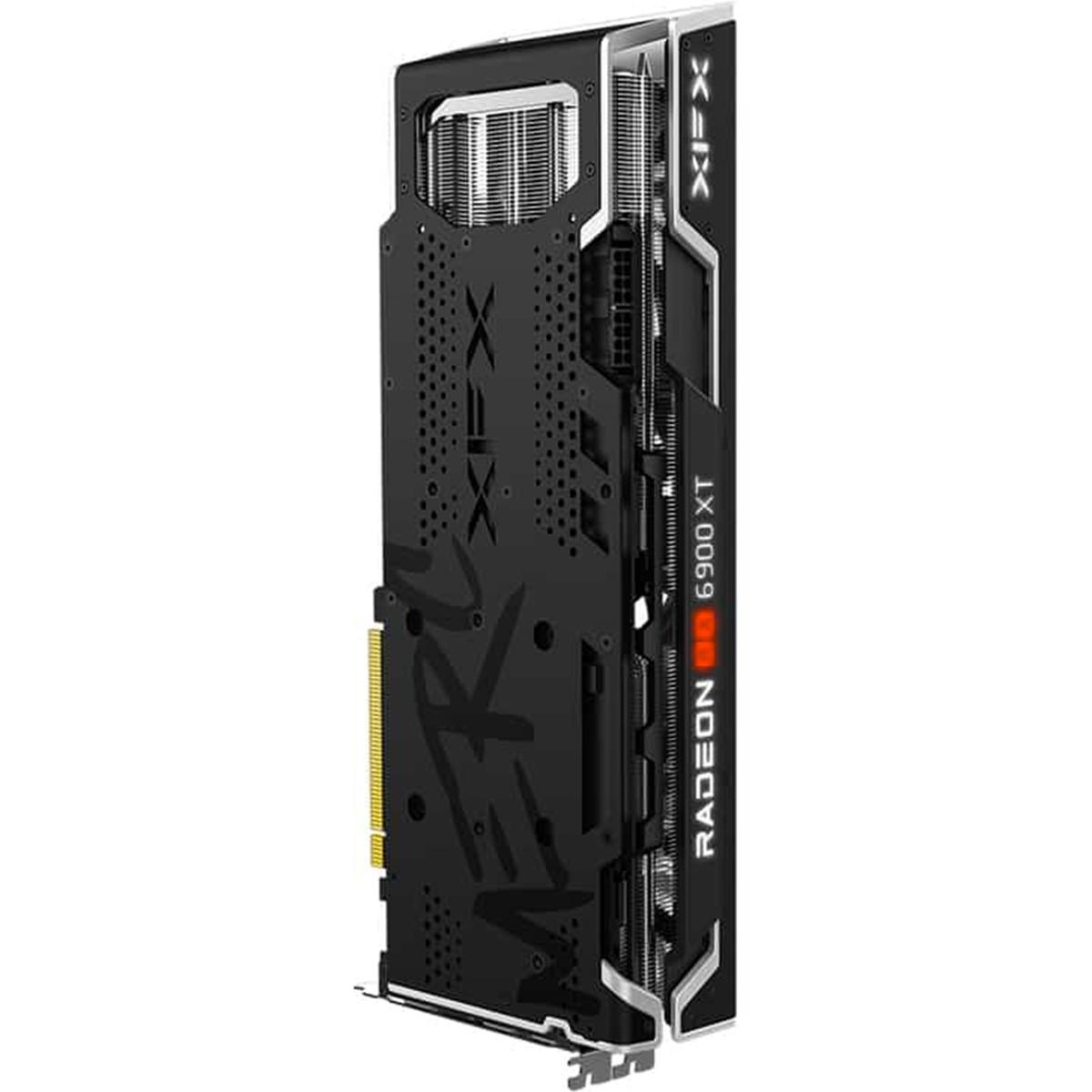 Una scheda grafica XFX Radeon RX 6900 XT nera e argentata. La scheda è verticale e presenta il logo XFX e il marchio Radeon.