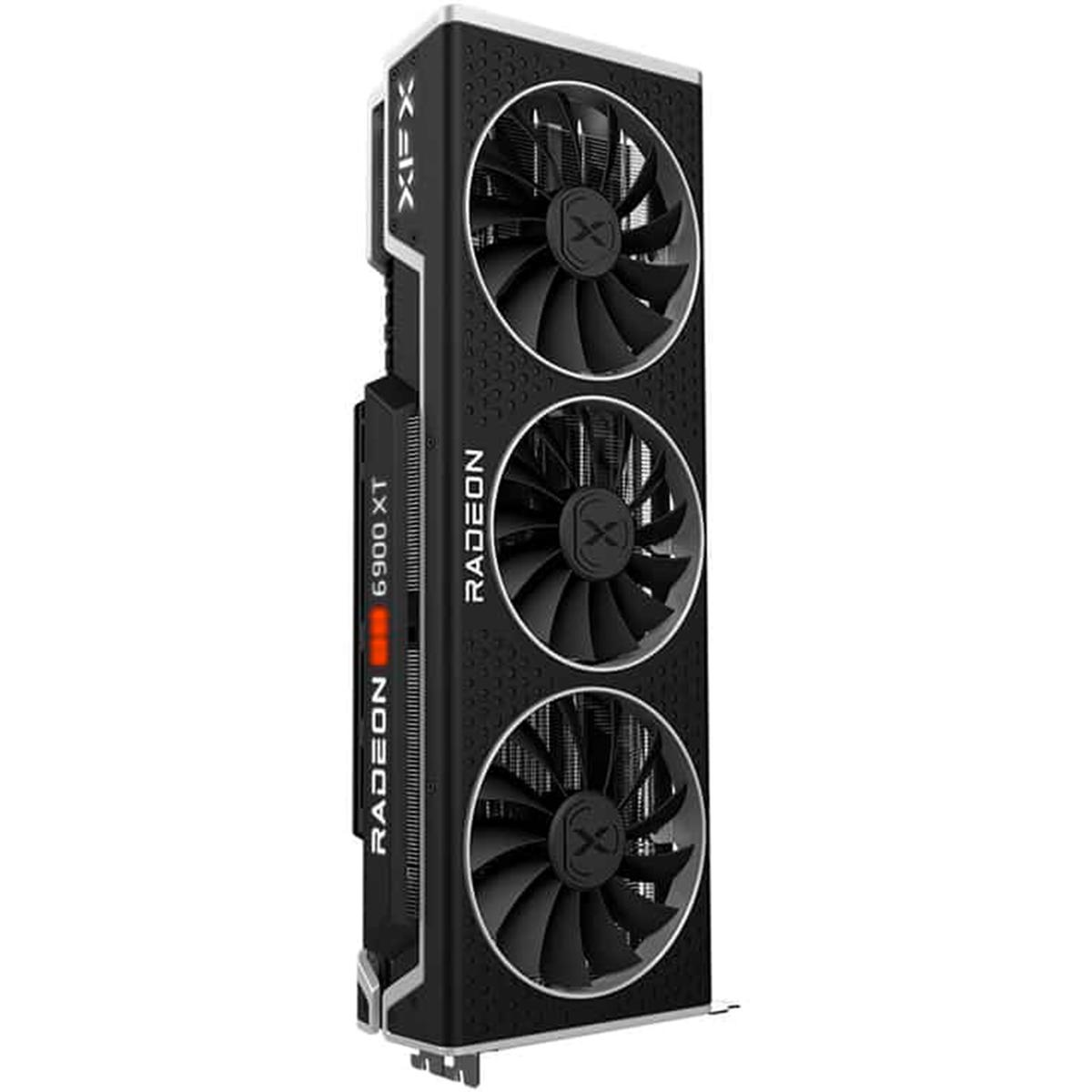 Una scheda grafica Radeon RX 6900 XT nera e argento con tre ventole. La scheda ha i loghi XFX e Radeon.