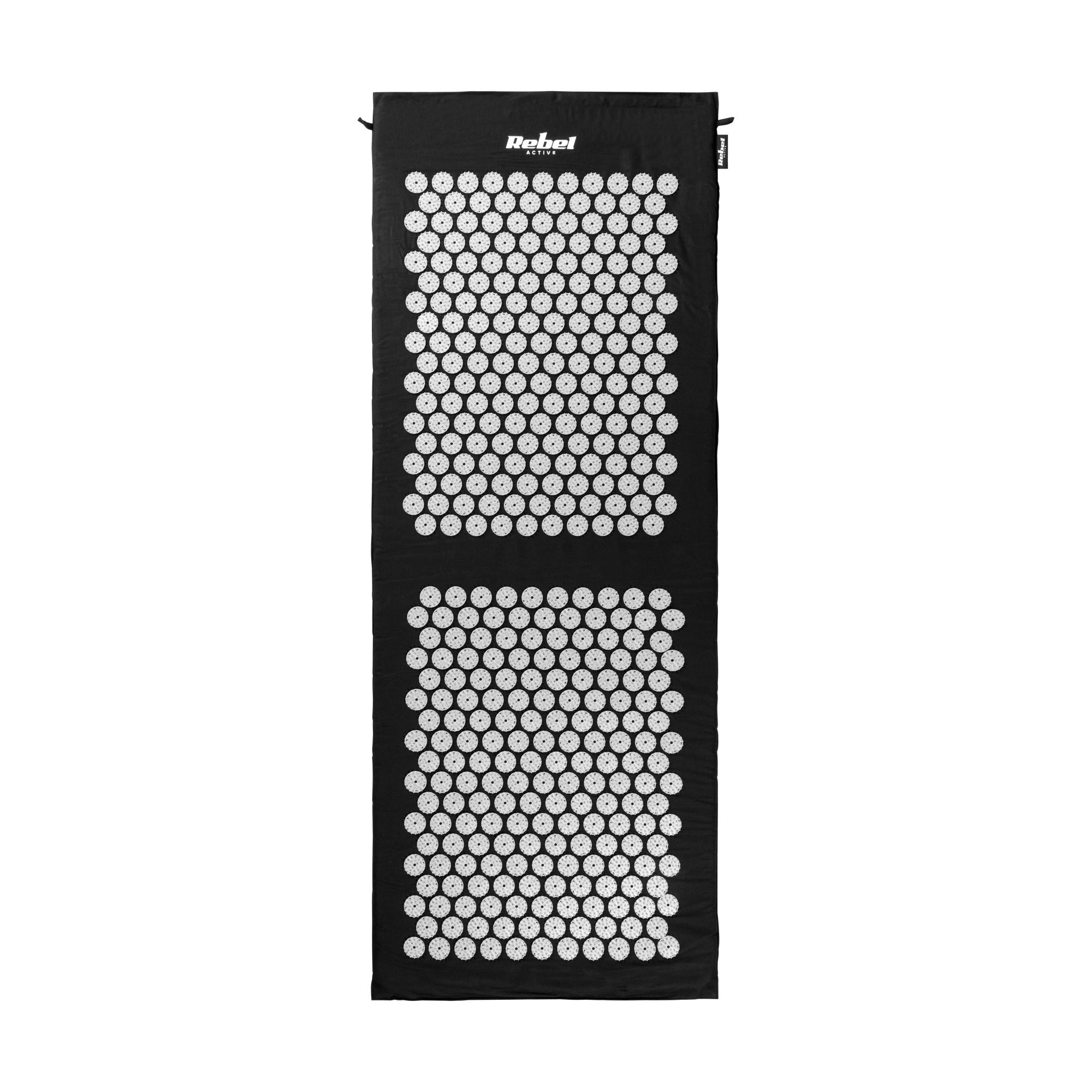 Czarna mata do akupresury z białymi plastikowymi kolcami. Mata ma dwie sekcje. Tło jest szare.