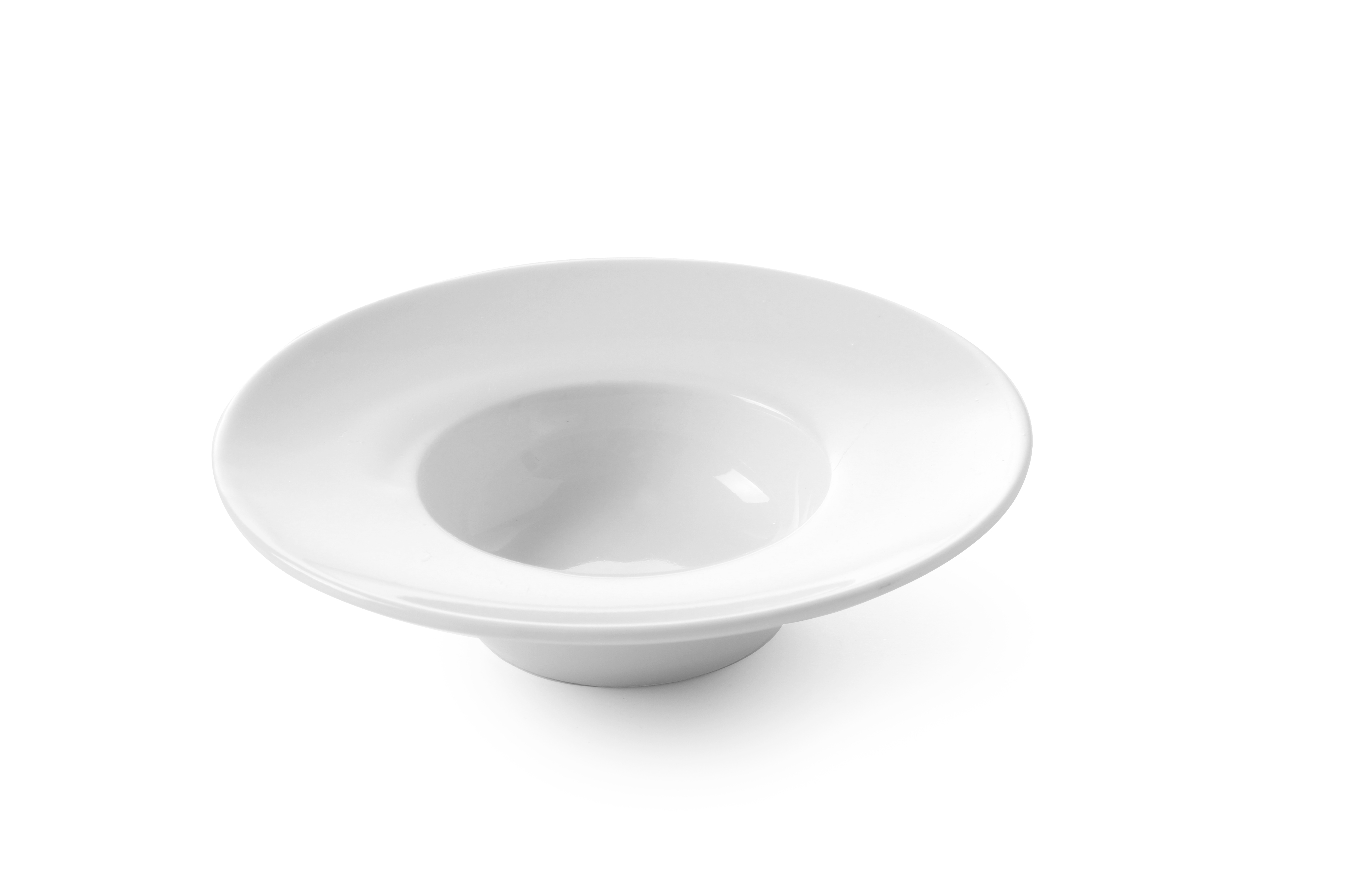 Una ciotola di ceramica bianca su sfondo bianco. La ciotola ha un bordo largo e un centro profondo, con una piccola base.